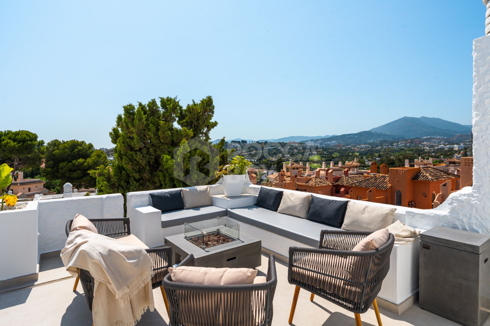 Duplex Penthouse with Mountain Views and Prime Location Near Puerto Banús