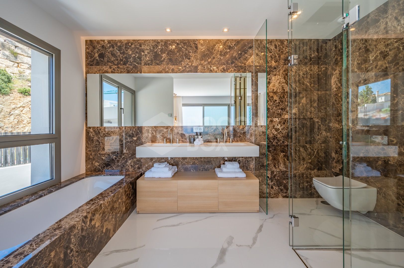 Sleek Corner Apartment with Panoramic Golf & Sea Views