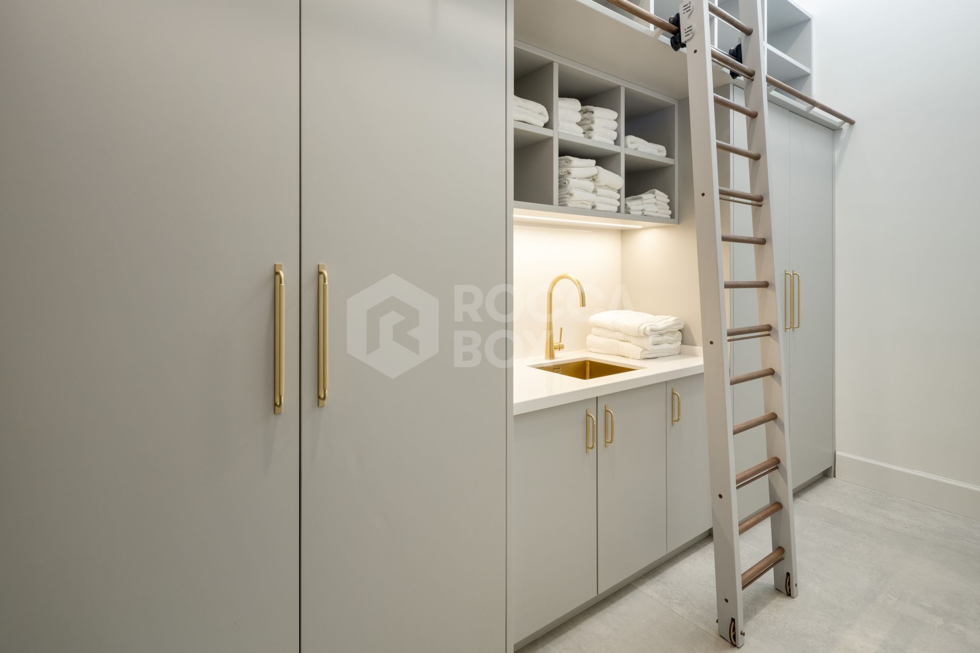 Modern Elegance in the Golf Valley