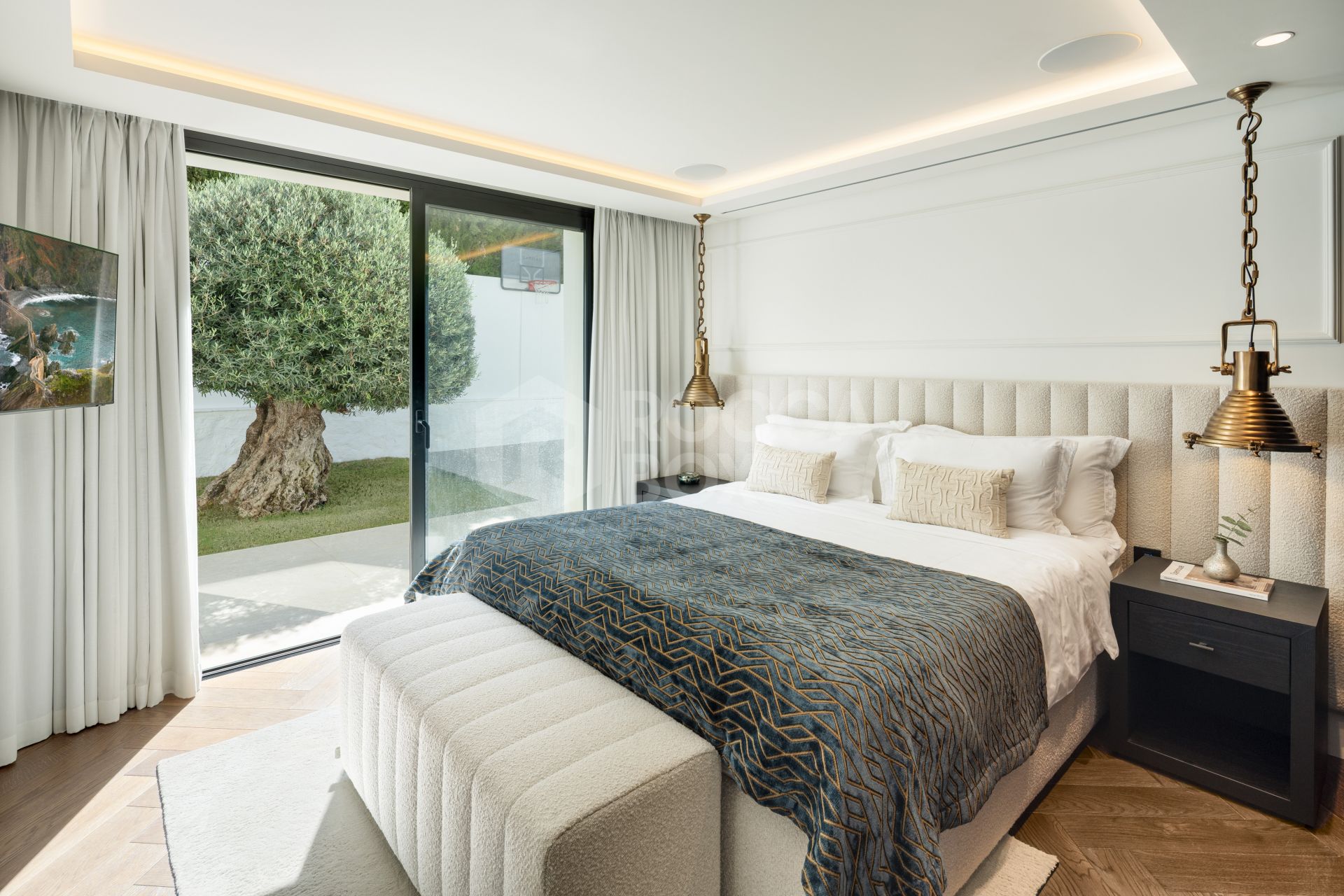 Modern Elegance in the Golf Valley