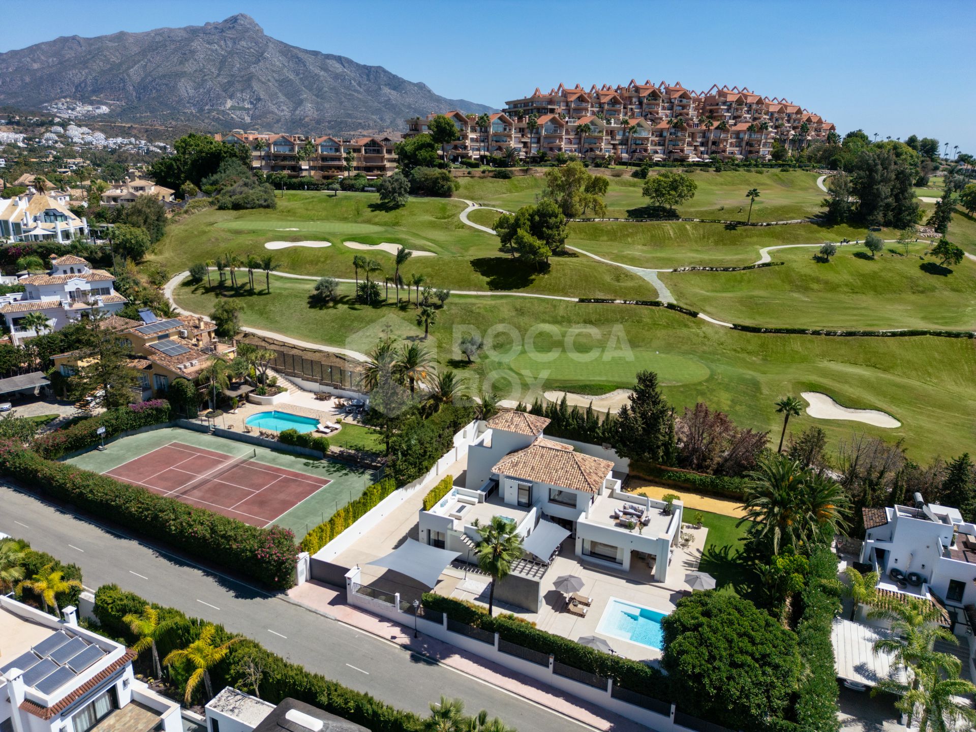 Modern Elegance in the Golf Valley