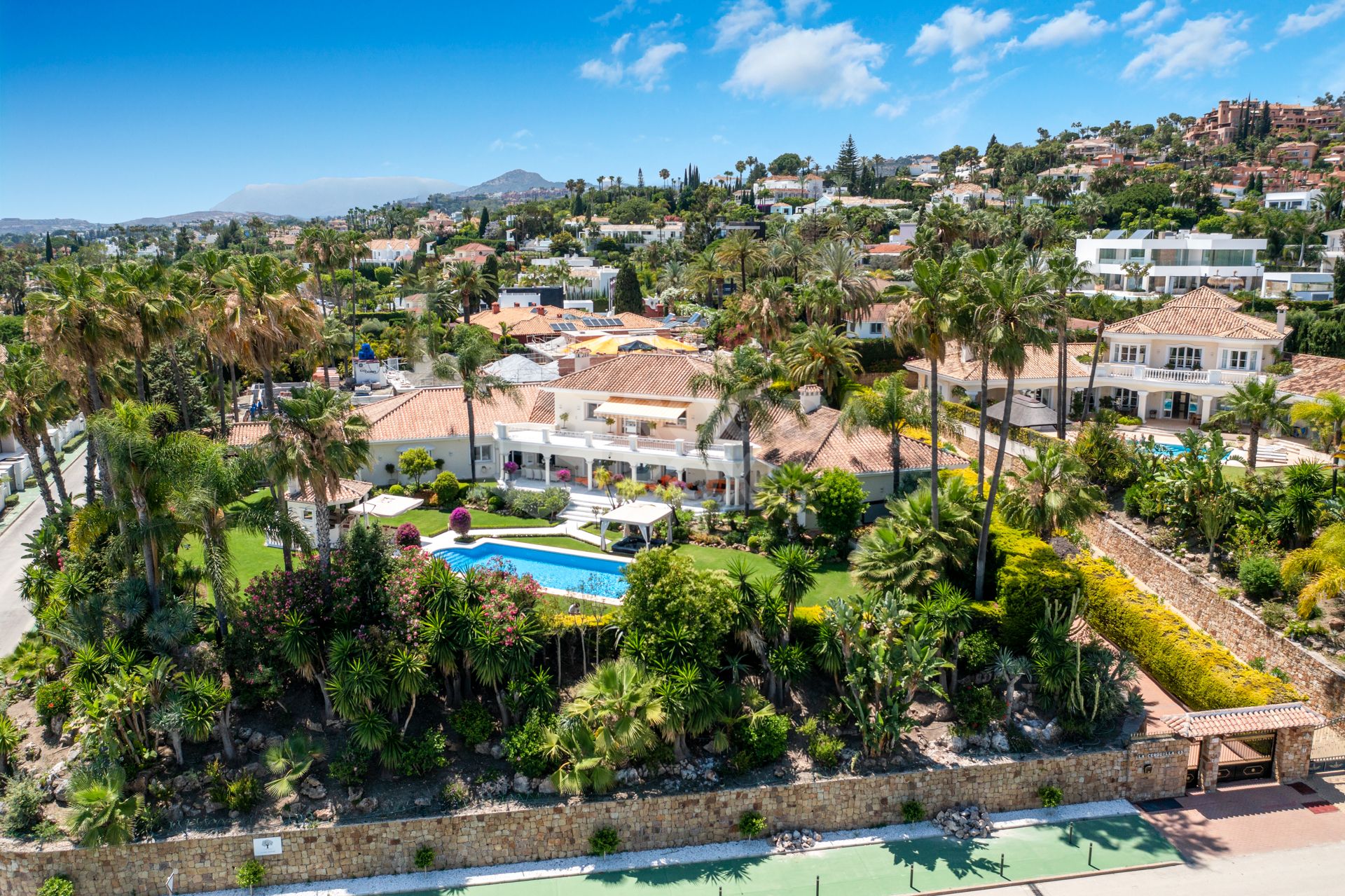 Refined Andalusian Villa with Contemporary Elegance in La Cerquilla, Nueva Andalucía