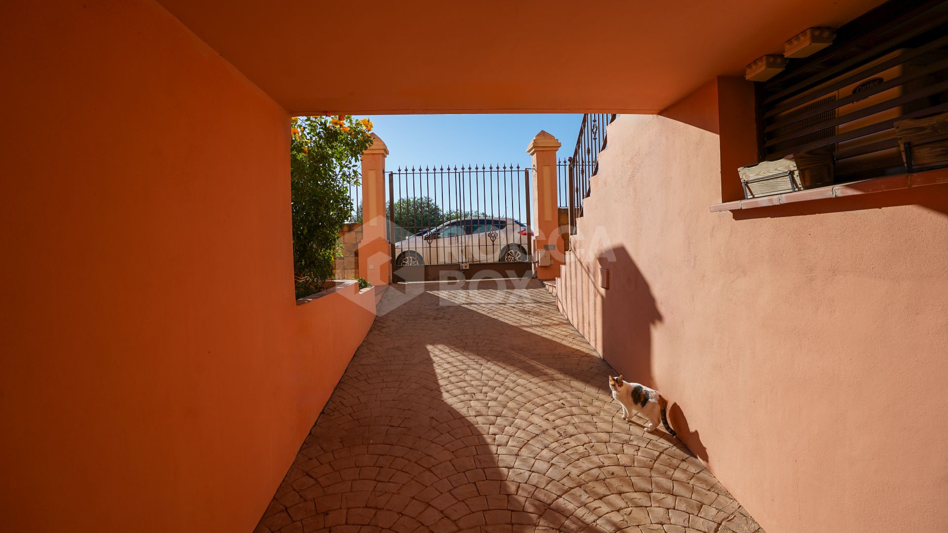 Townhouse in Estepona with Lovely Views