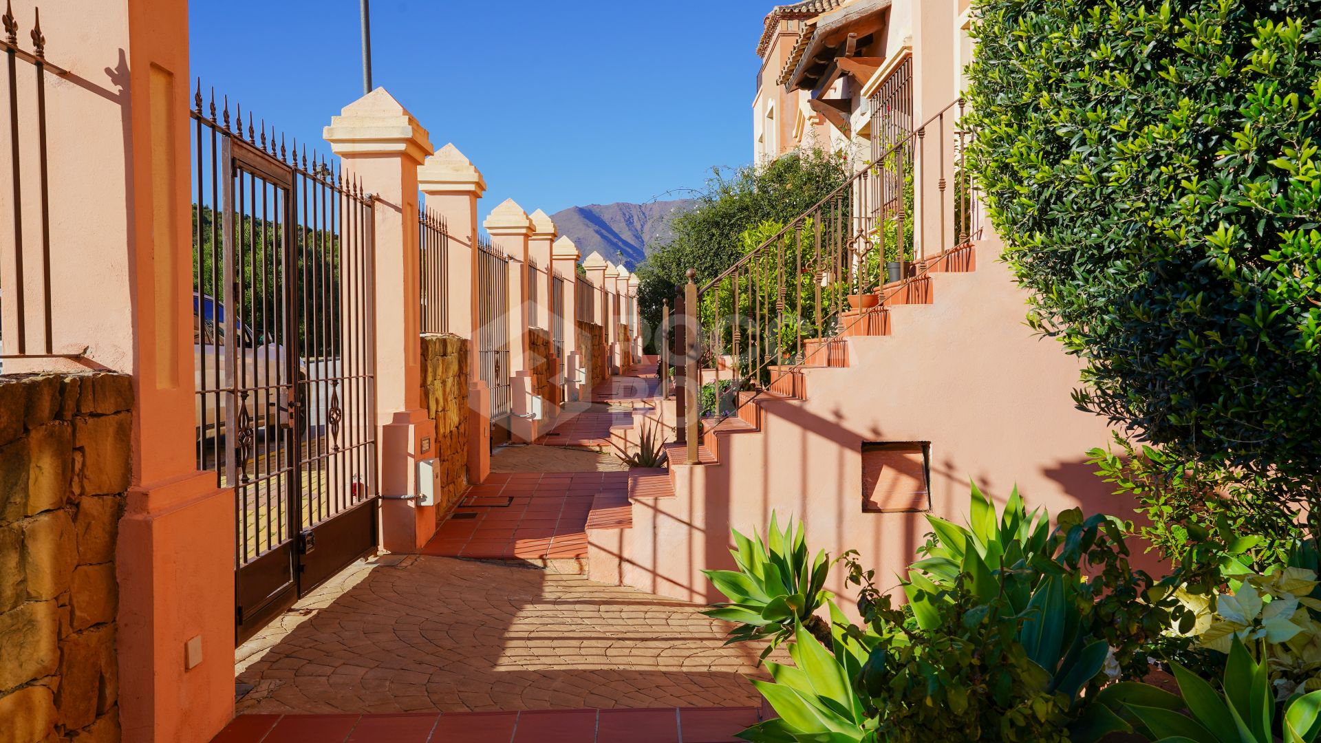 Townhouse in Estepona with Lovely Views