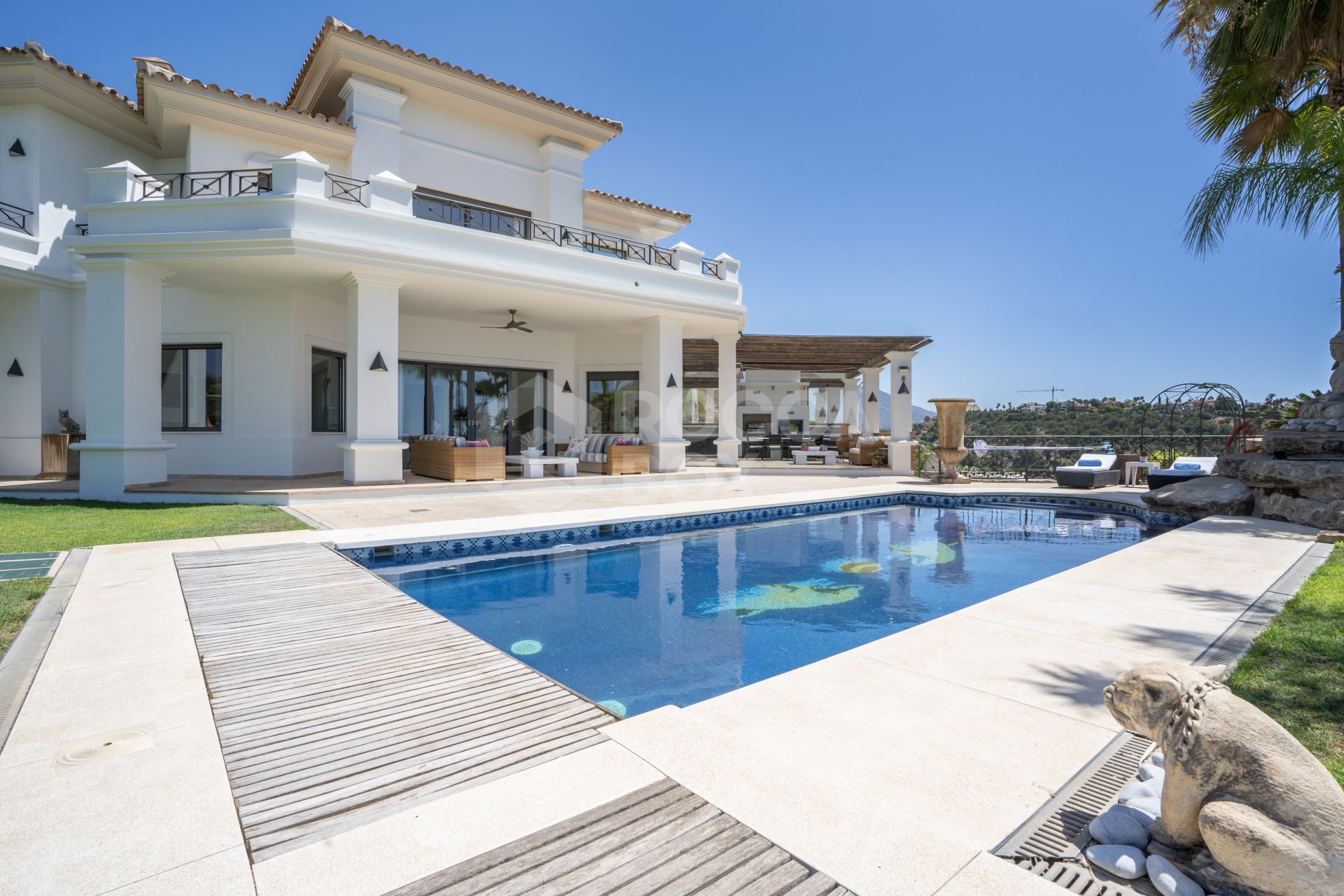 Luxurious Villa Overlooking Golf, Sea and Mountains