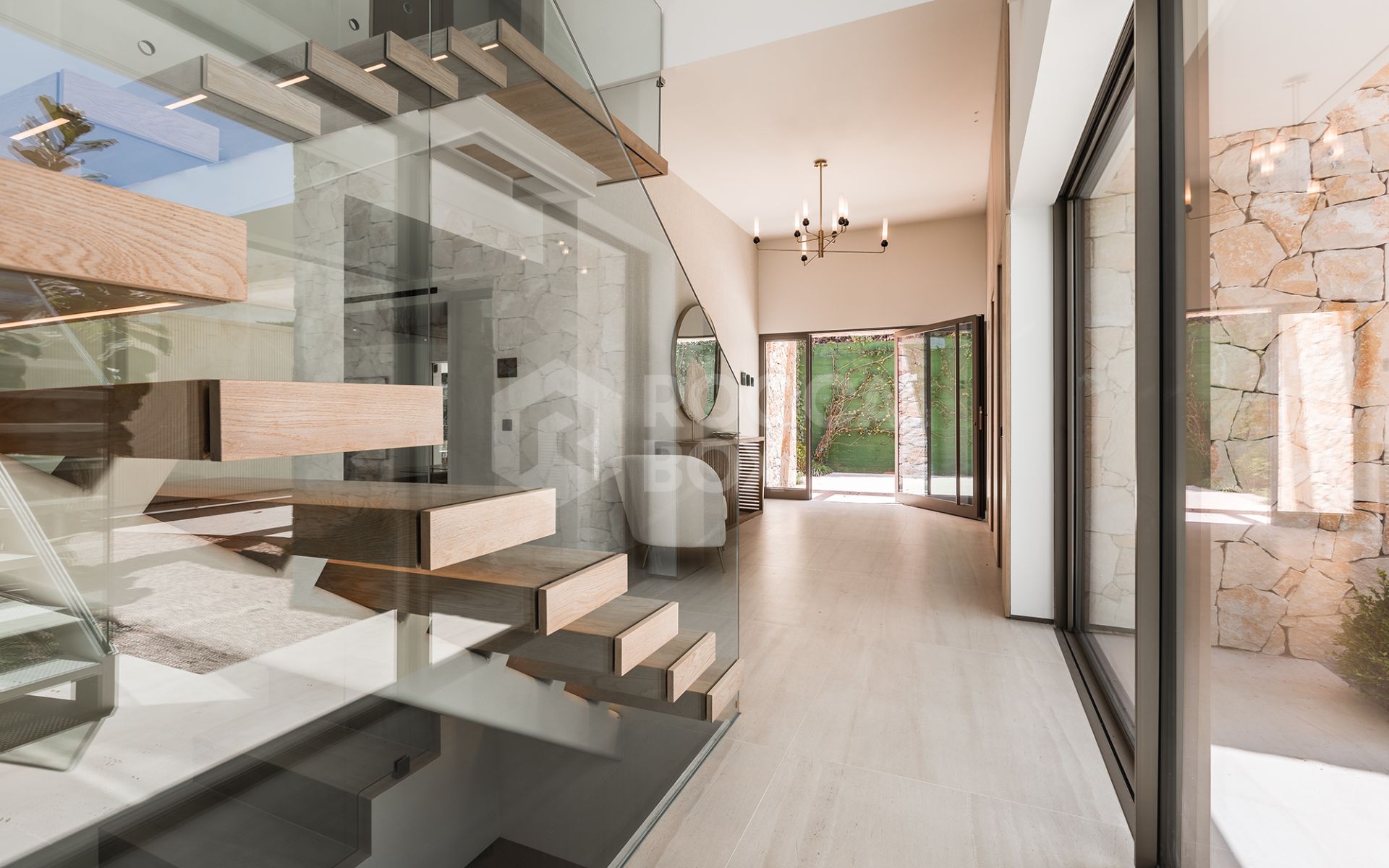 Exquisite Villa in Nueva Andalucia: Contemporary Luxury Redefined