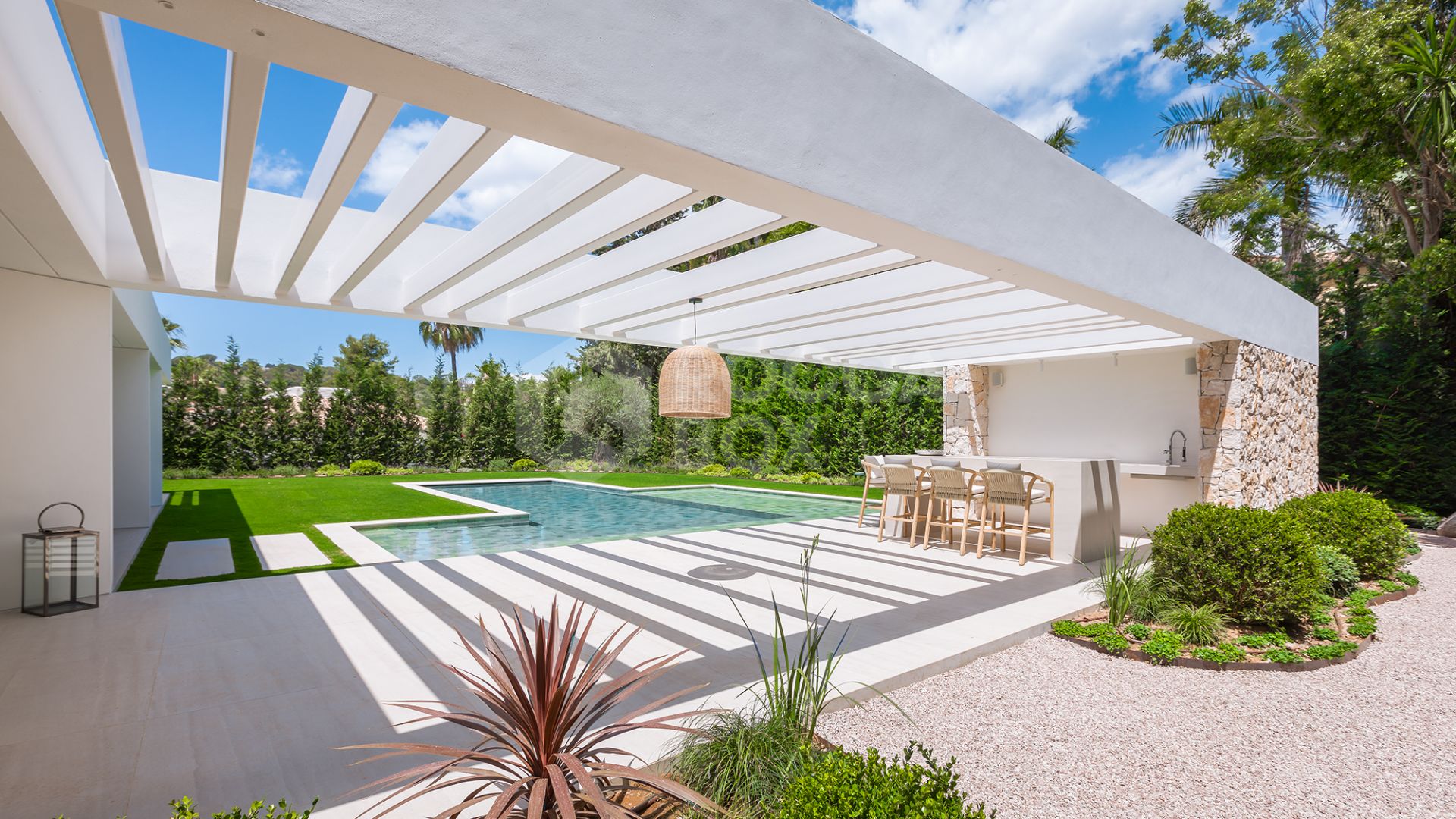 Exquisite Villa in Nueva Andalucia: Contemporary Luxury Redefined