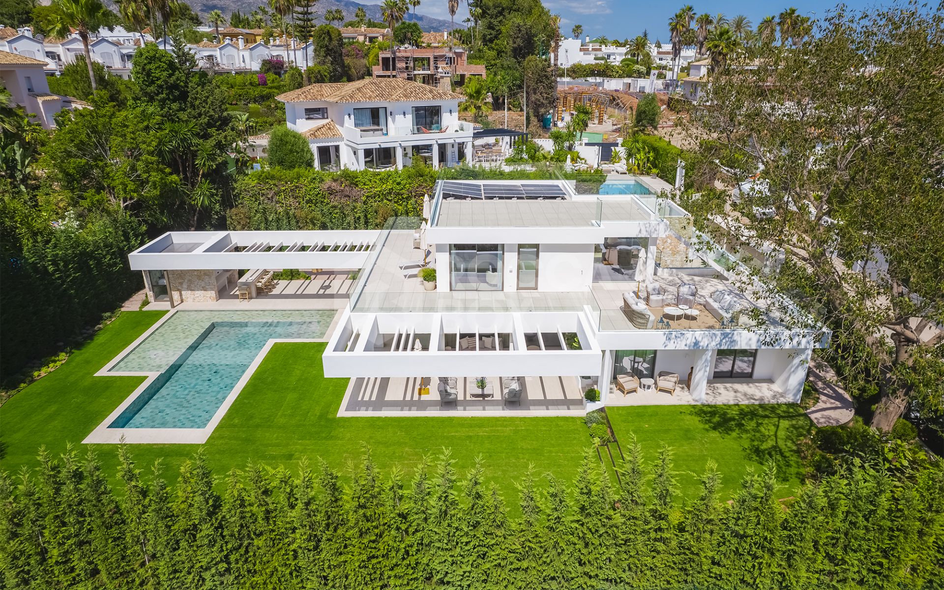 Exquisite Villa in Nueva Andalucia: Contemporary Luxury Redefined