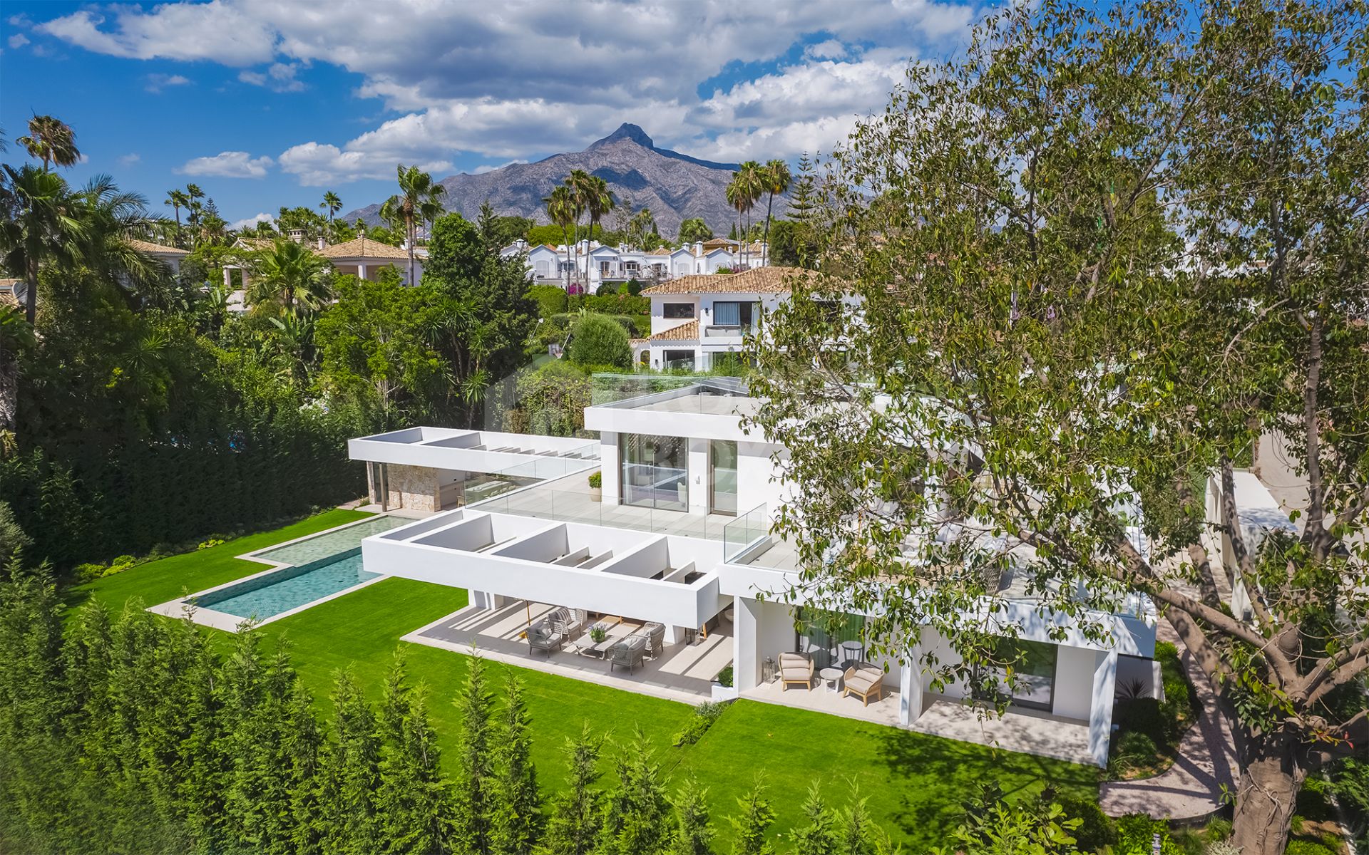 Exquisite Villa in Nueva Andalucia: Contemporary Luxury Redefined
