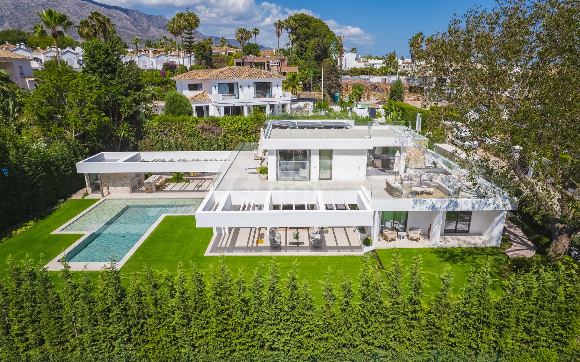 Exquisite Villa in Nueva Andalucia: Contemporary Luxury Redefined