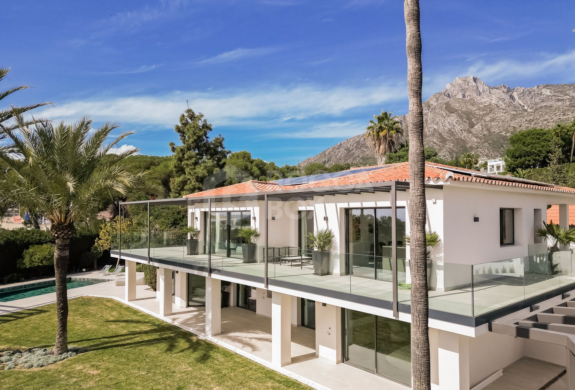 Exquisite 5-Bedroom Villa with Panoramic Views in Golden Mile, Nagüeles