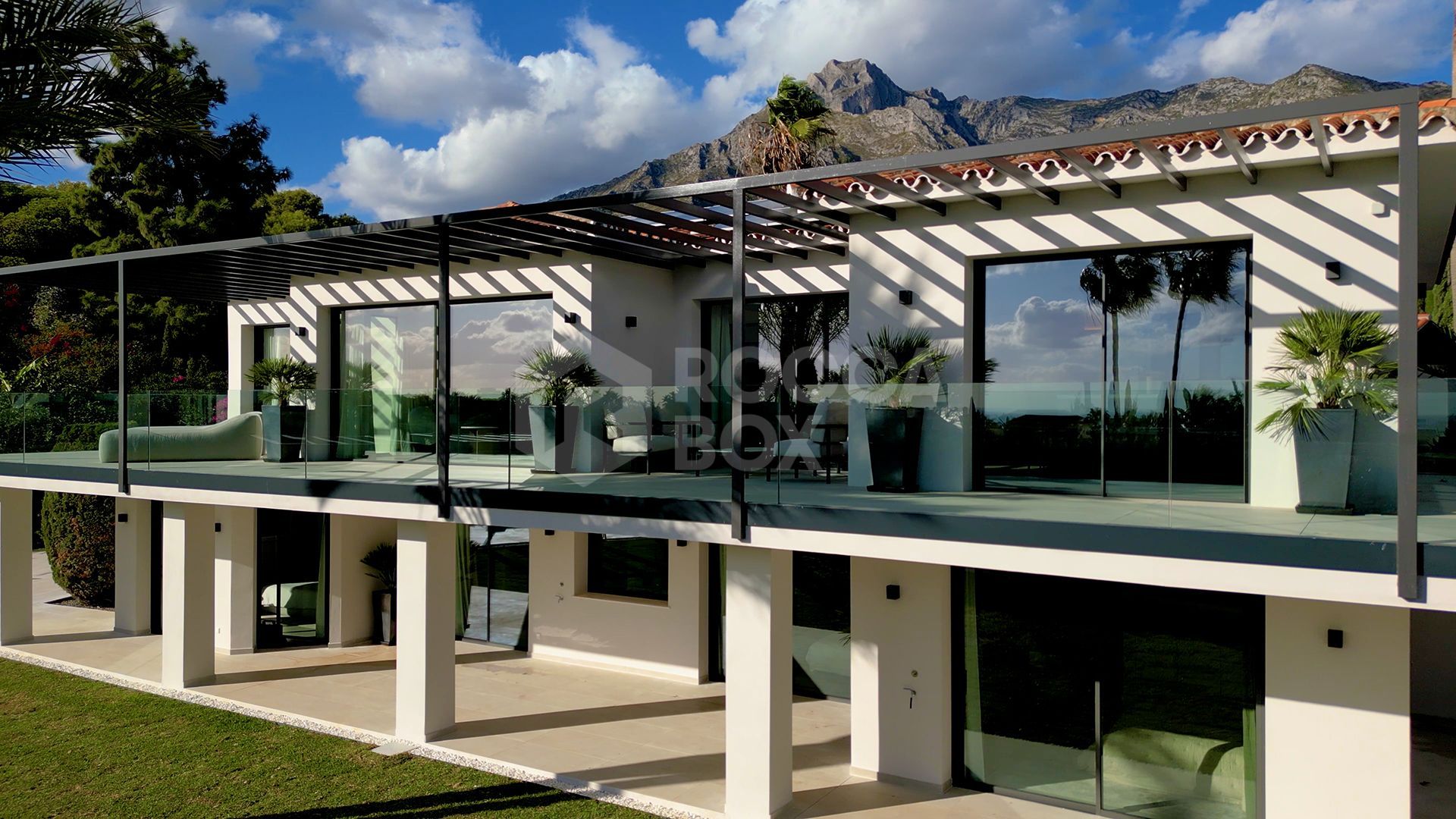 Exquisite 5-Bedroom Villa with Panoramic Views in Golden Mile, Nagüeles