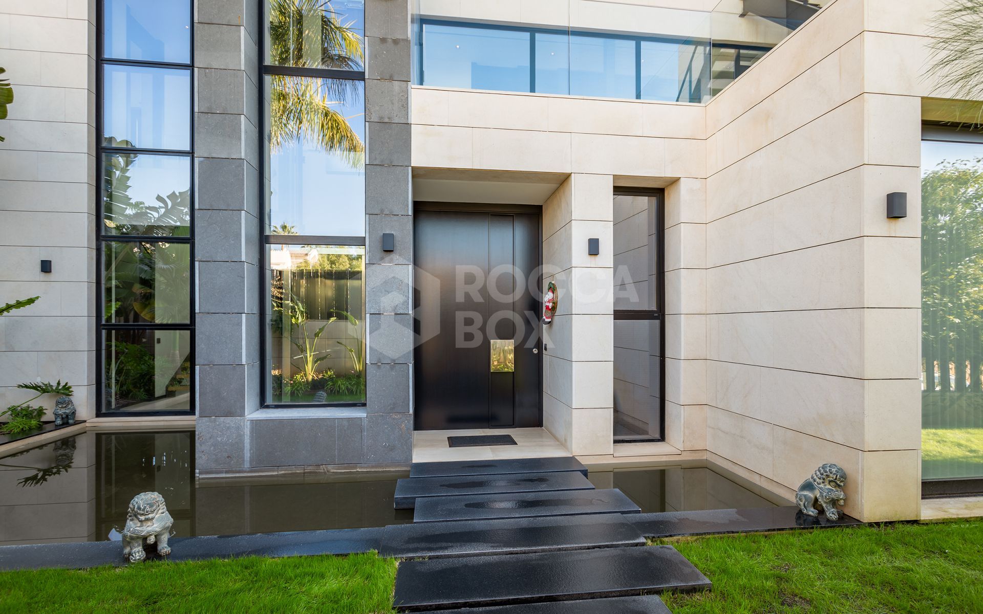 Luxurious Futuristic Villa in Exclusive Parcelas del Golf