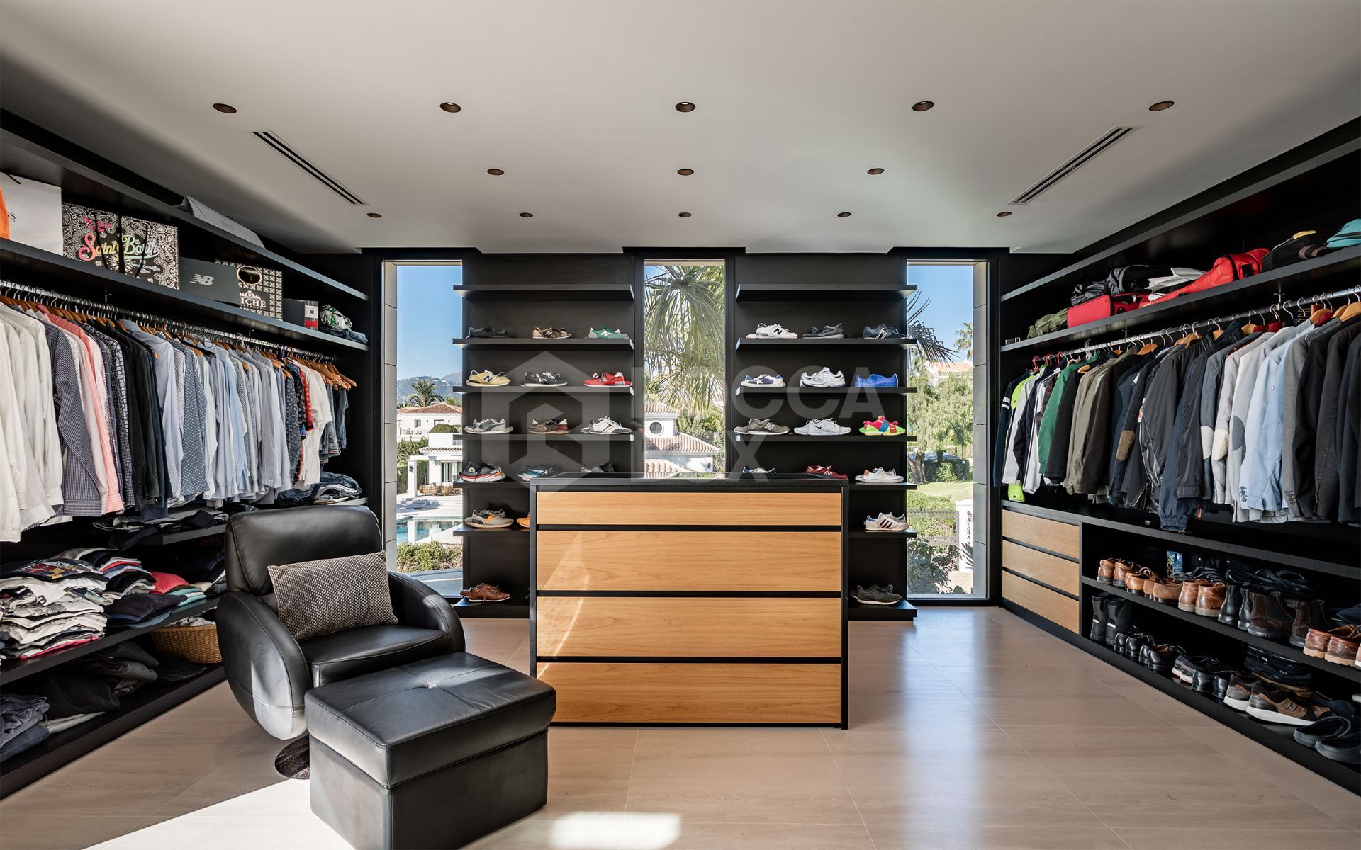 Luxurious Futuristic Villa in Exclusive Parcelas del Golf