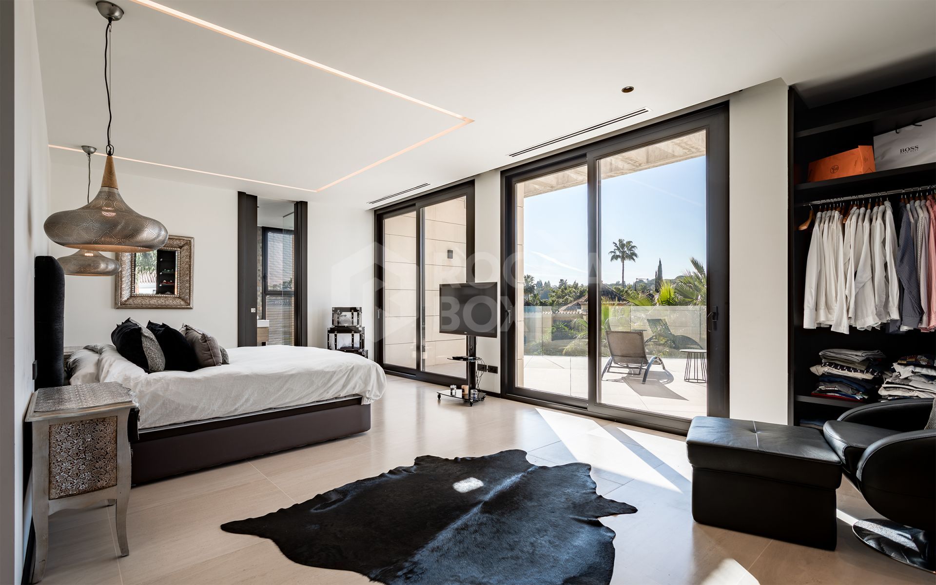 Luxurious Futuristic Villa in Exclusive Parcelas del Golf