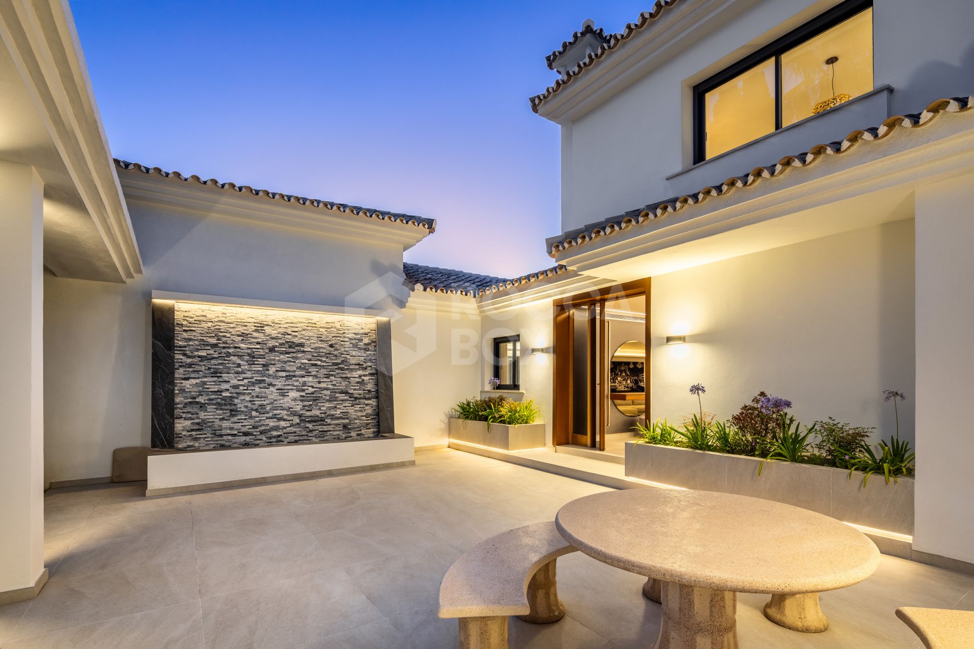 Luxurious 5-Bedroom Frontline Golf Villa in Nueva Andalucía