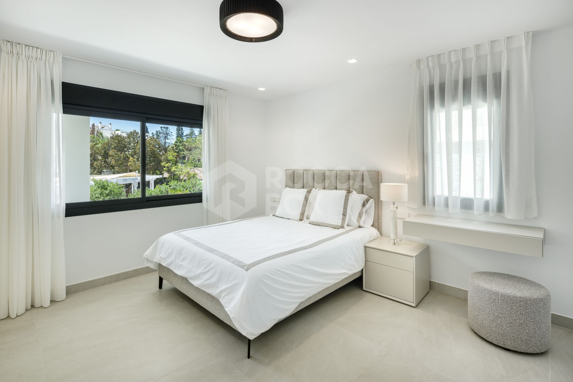 Luxurious 5-Bedroom Frontline Golf Villa in Nueva Andalucía