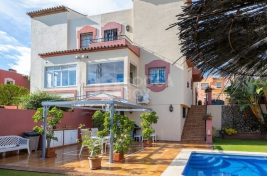 Elegant 3-Bedroom Town House with Private Pool in Las Chapas