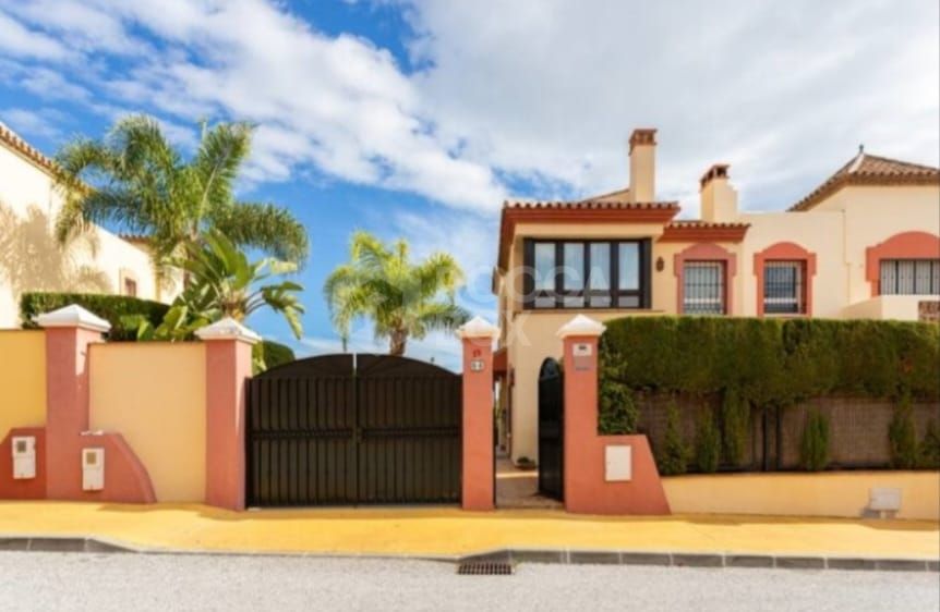 Elegant 3-Bedroom Town House with Private Pool in Las Chapas