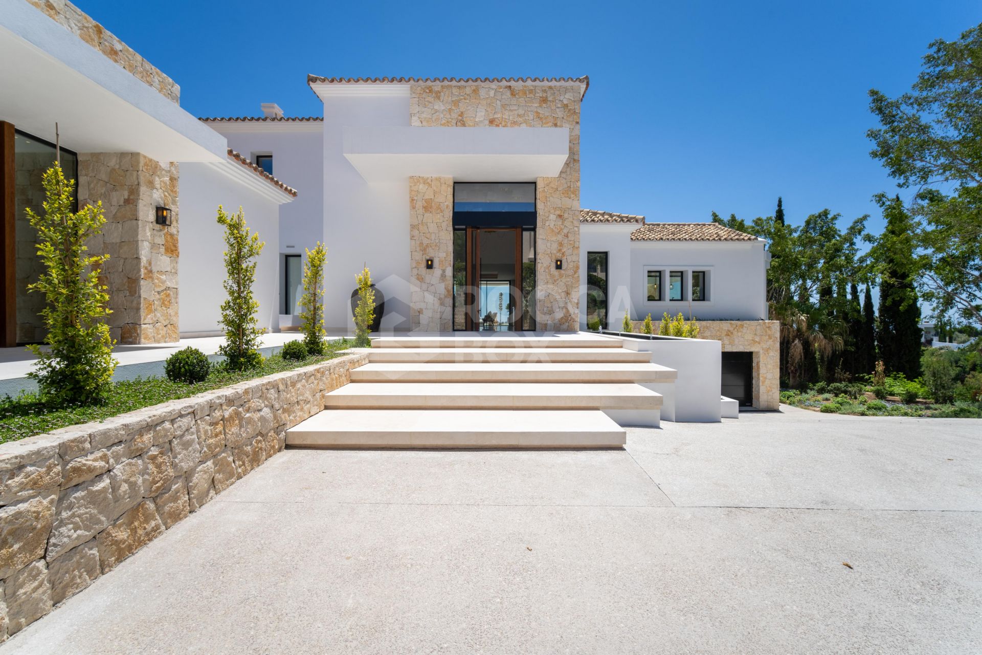 Indulge in Elegance: Luxurious New Villa by GC Studios
