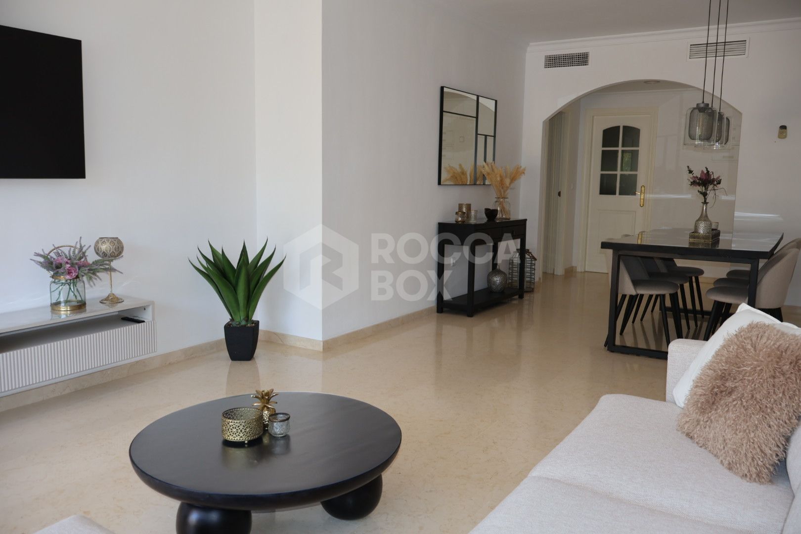 Exquisite Luxury Penthouse in Elviria for 6 People with Shared Pool and Sunny Terrace