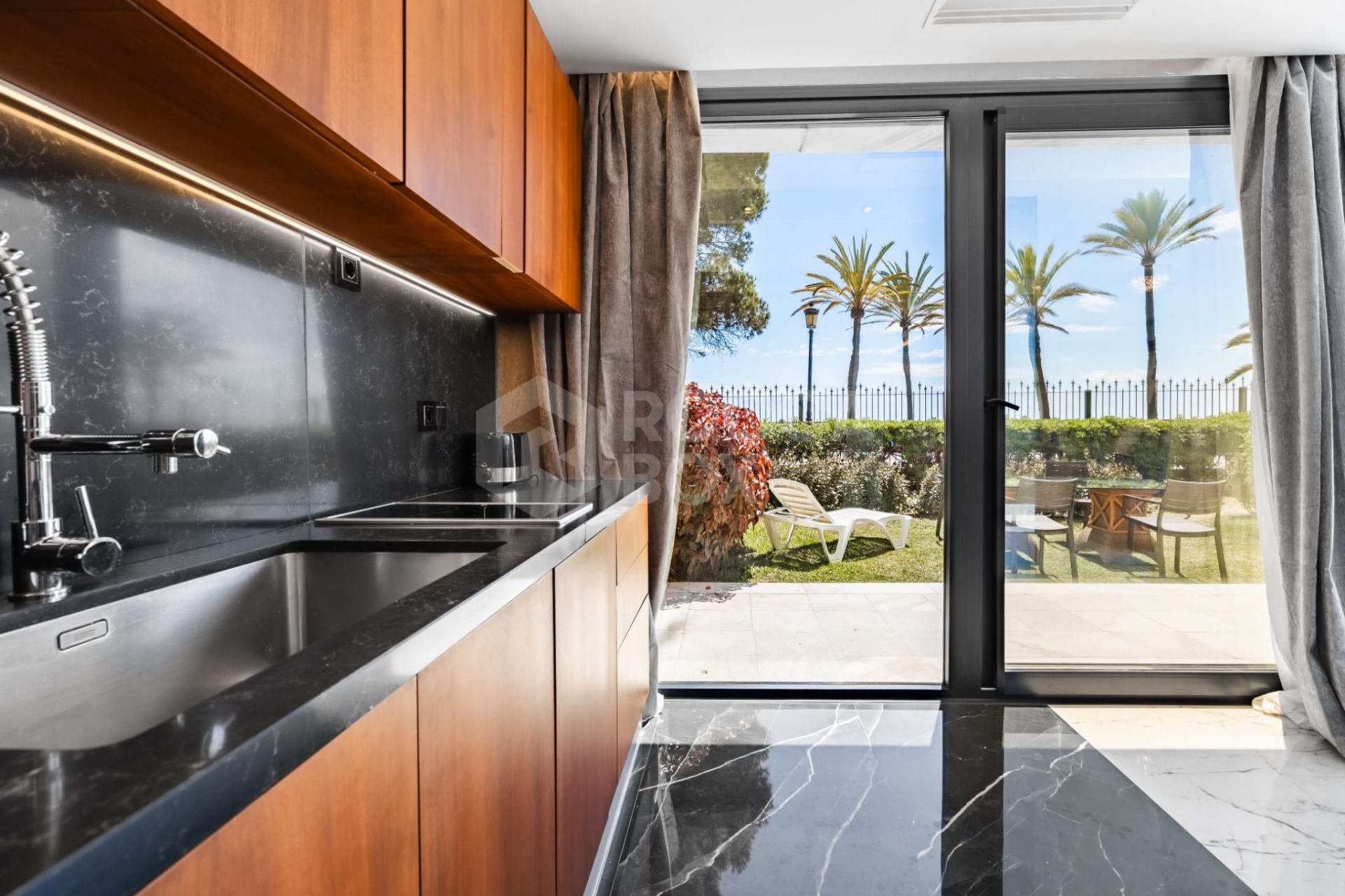 Luxury Beachfront Apartment in Marbella - Puerto Banus