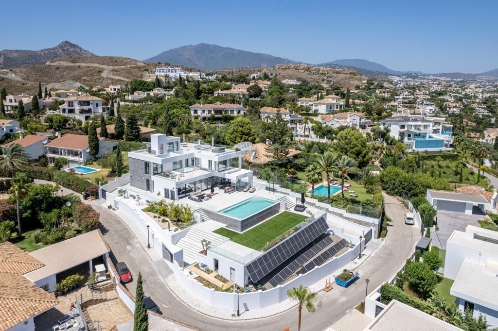 Luxury Villa with Modern Amenities in Altos del Paraiso, Benahavis, Malaga