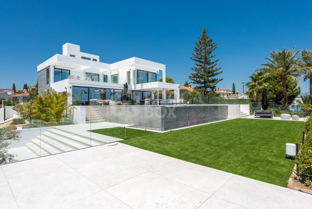 Luxury Villa with Modern Amenities in Altos del Paraiso, Benahavis, Malaga