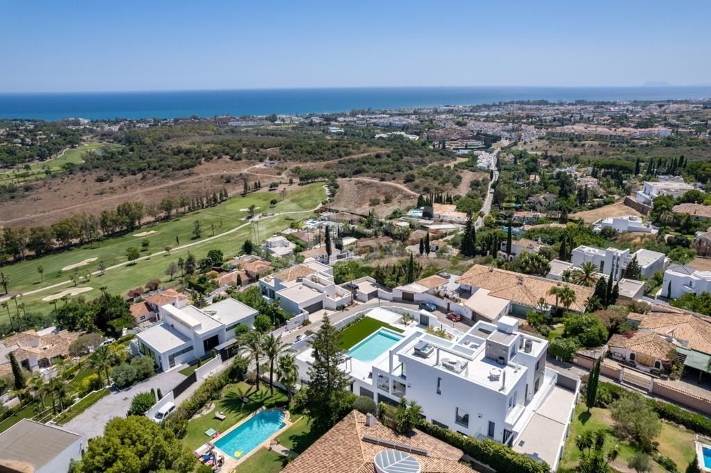 Luxury Villa with Modern Amenities in Altos del Paraiso, Benahavis, Malaga