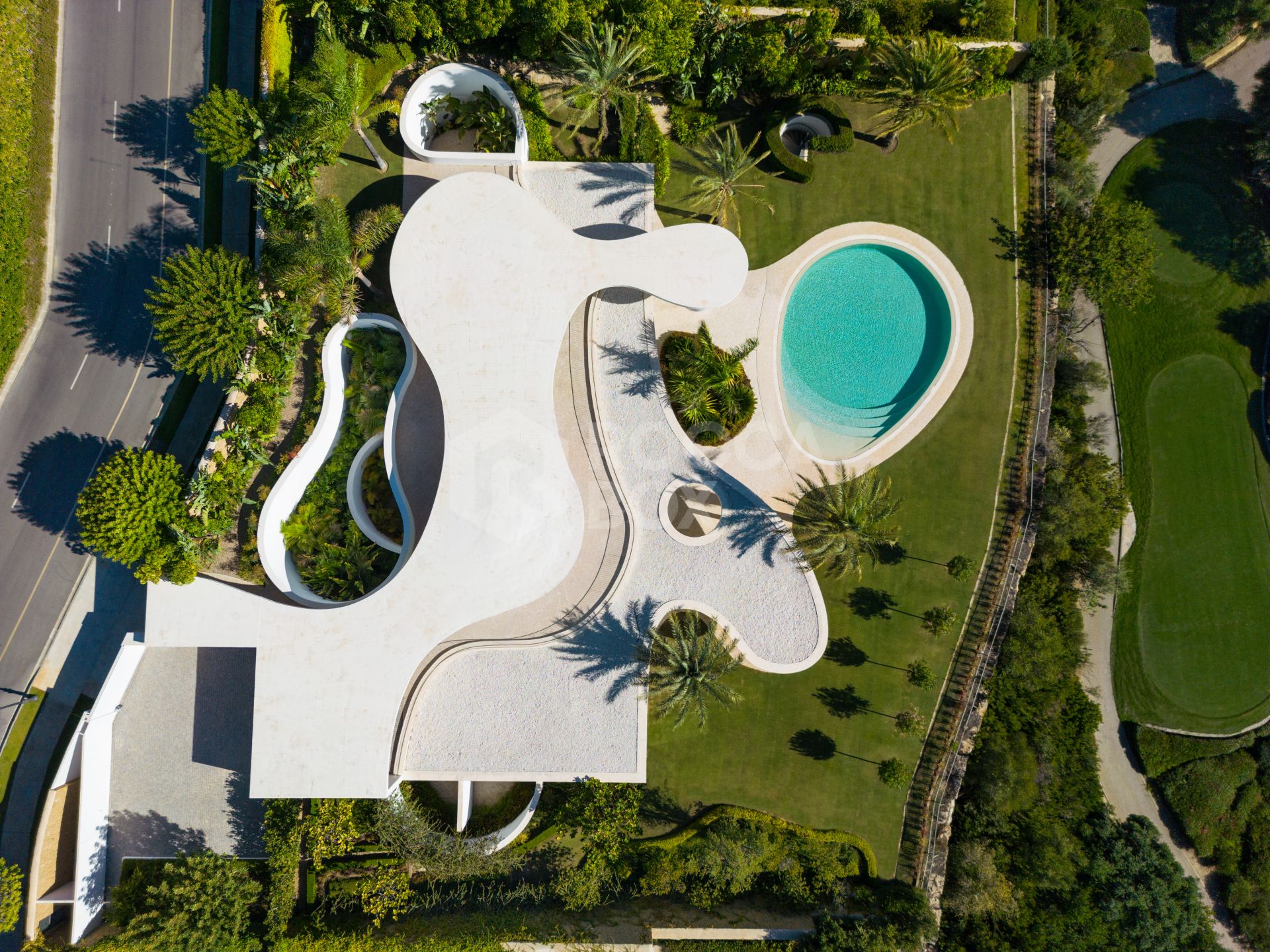 Cutting-Edge Architecture: The Frontline Golf Futuristic Retreat