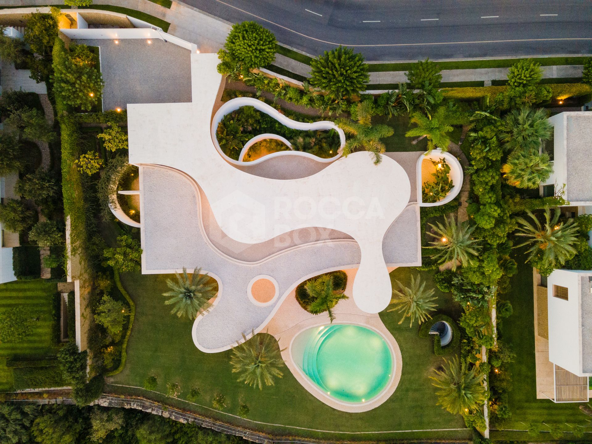 Cutting-Edge Architecture: The Frontline Golf Futuristic Retreat