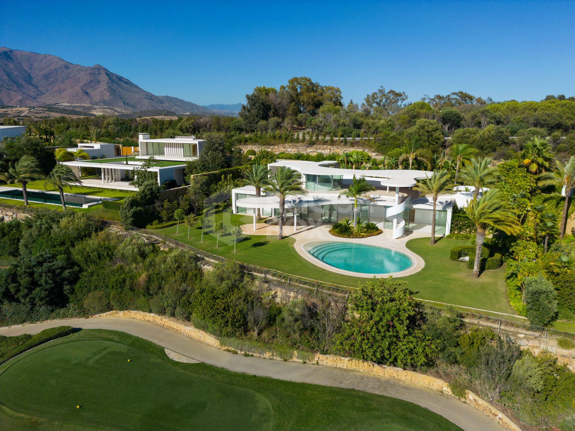 Cutting-Edge Architecture: The Frontline Golf Futuristic Retreat