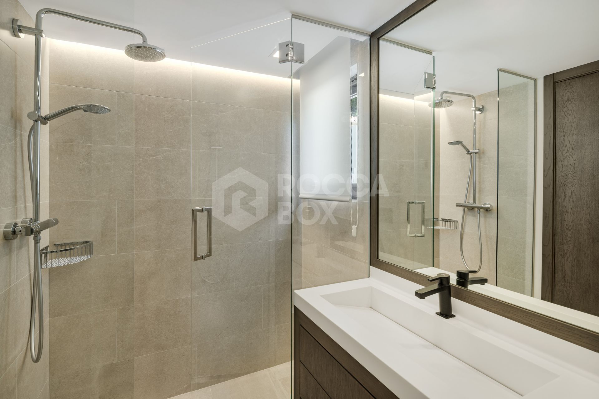 Luxurious Villa with Stunning Panoramic Views in Exclusive Gated Community