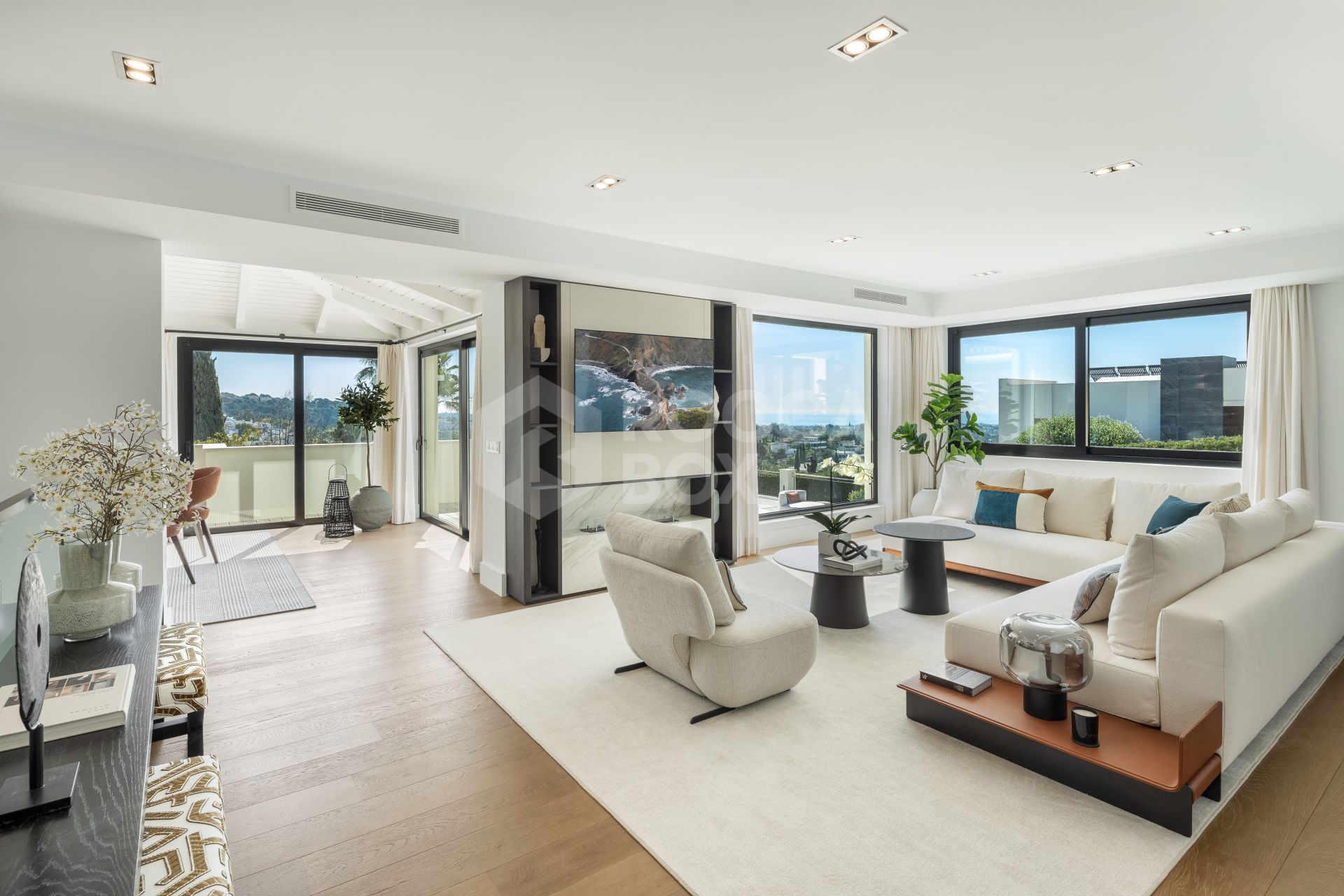 Luxurious Villa with Stunning Panoramic Views in Exclusive Gated Community
