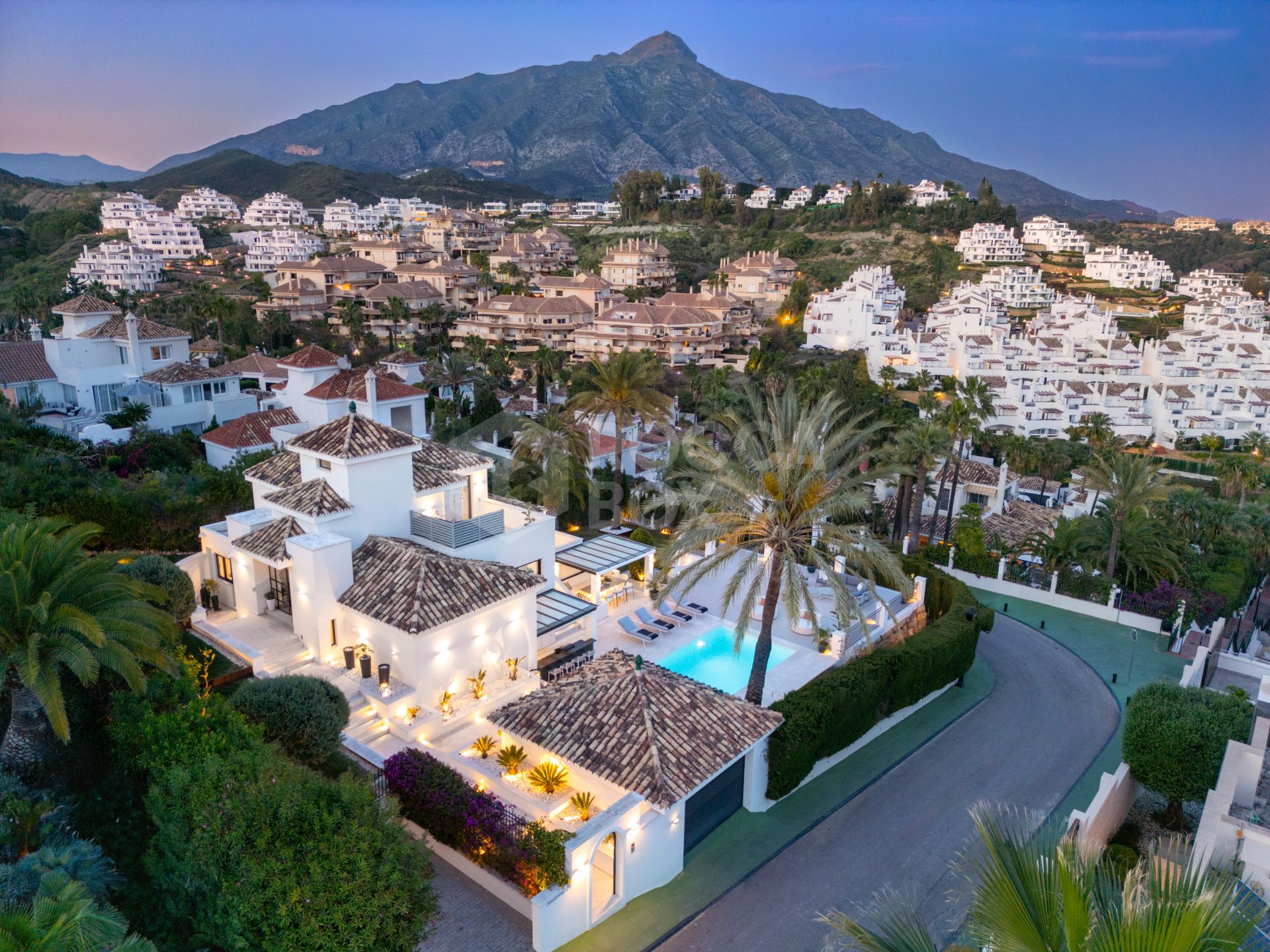 Luxurious Villa with Stunning Panoramic Views in Exclusive Gated Community