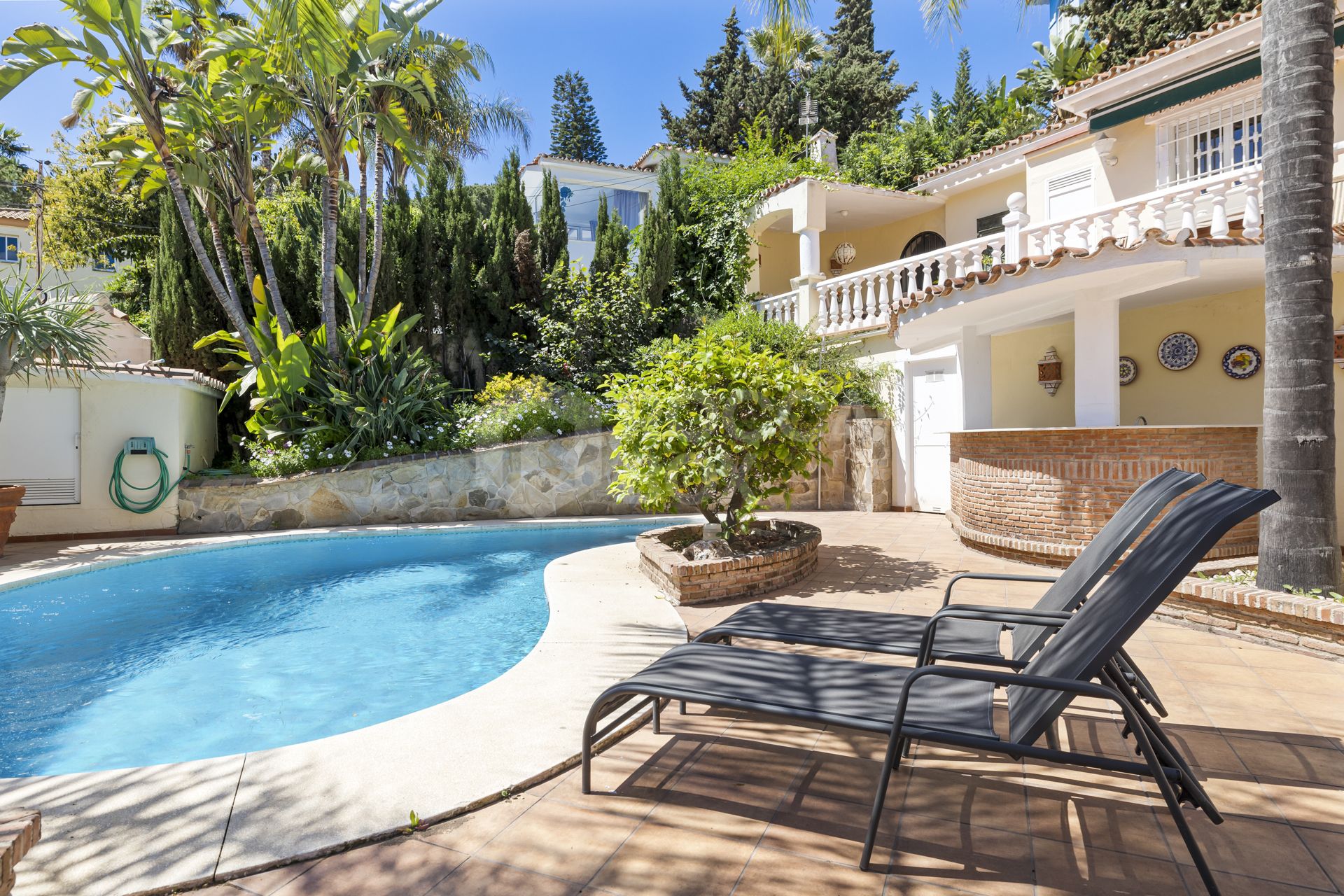 Charming Oasis in Marbella: Traditional Villa with Modern Comforts for Sale