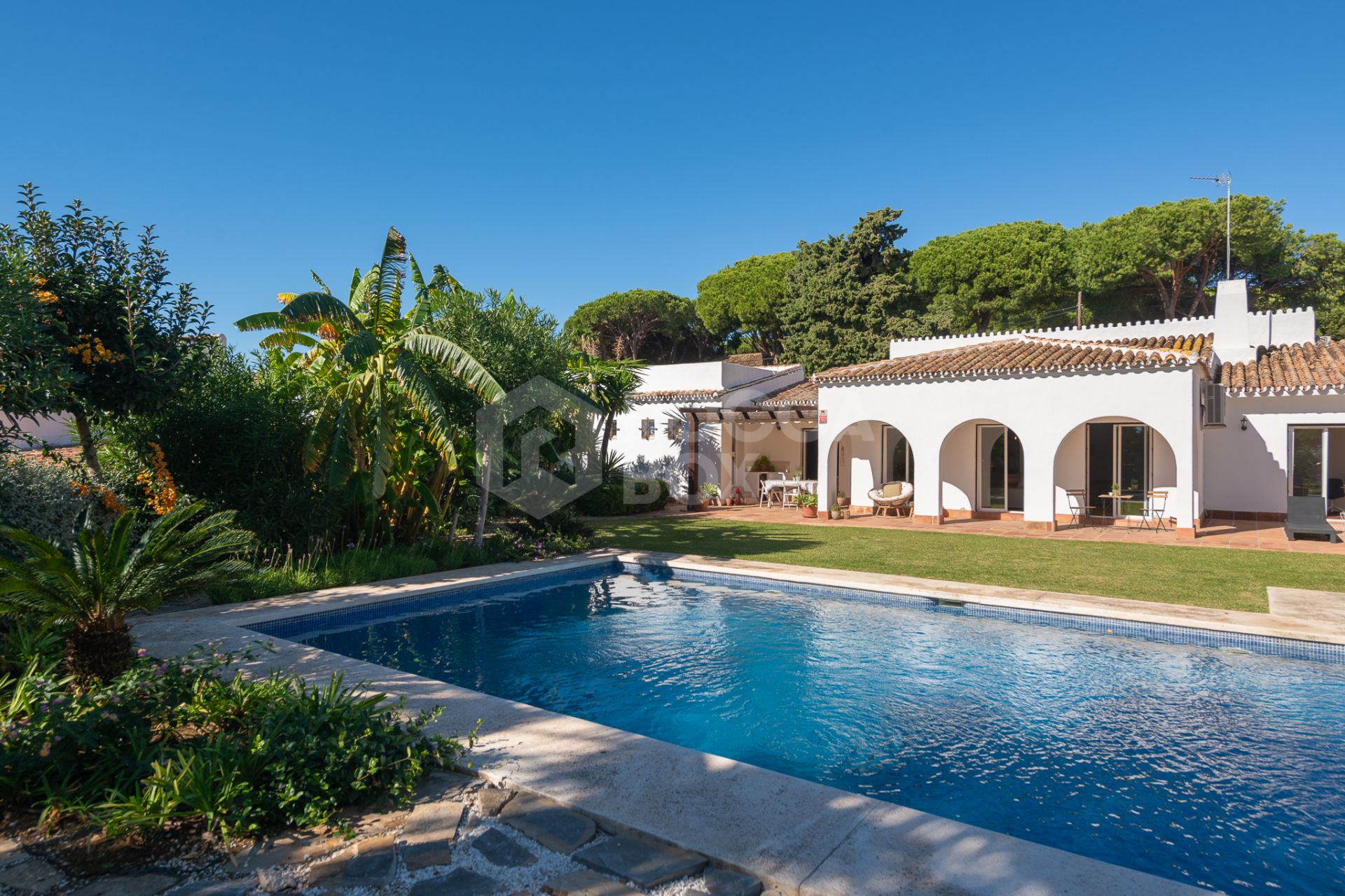 "Tranquil Oasis: Rustic Hacienda-Style Villa in Artola Alta"