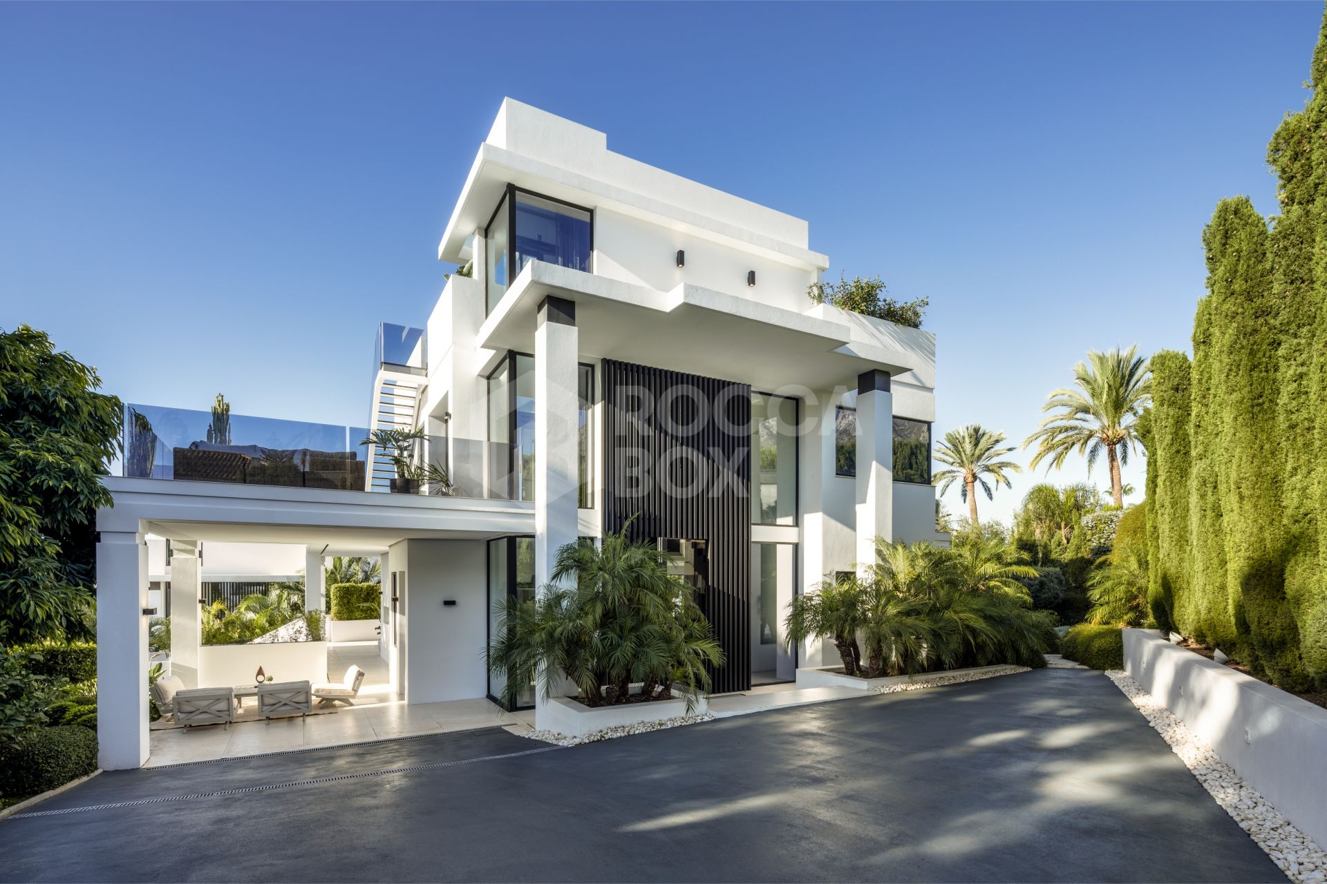 Luxurious villa nestled on the prestigious Marbella Golden Mile.