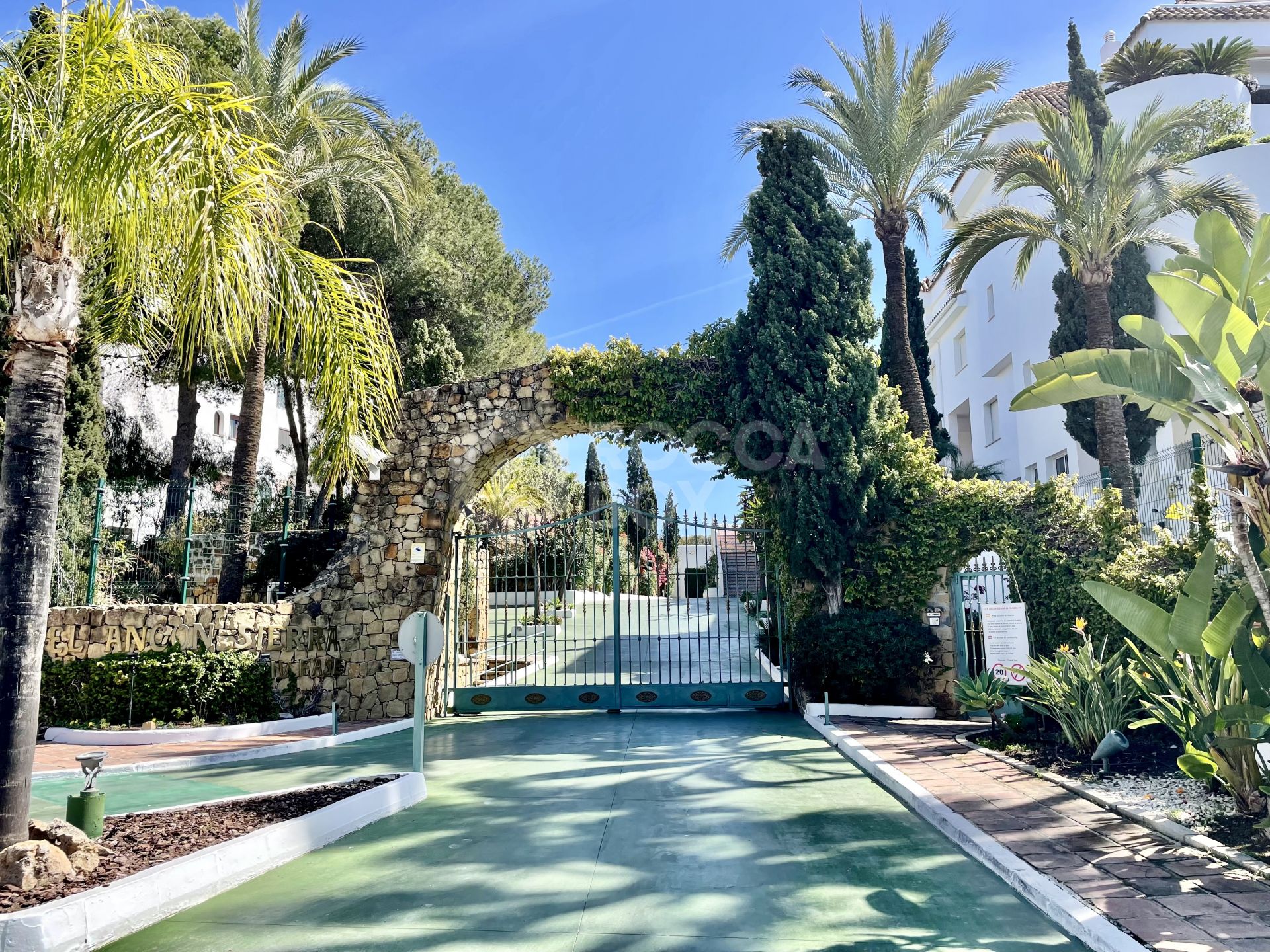 Charming 2 Bed Penthouse at an excellent location in Marbella Golden Mile