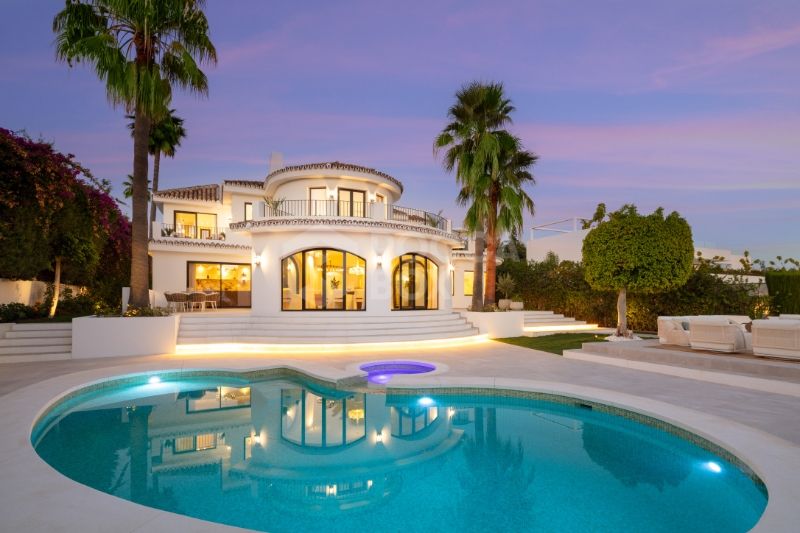 A Captivating Villa in Marbella's Scenic Landscape