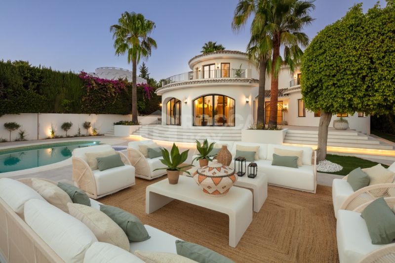 A Captivating Villa in Marbella's Scenic Landscape