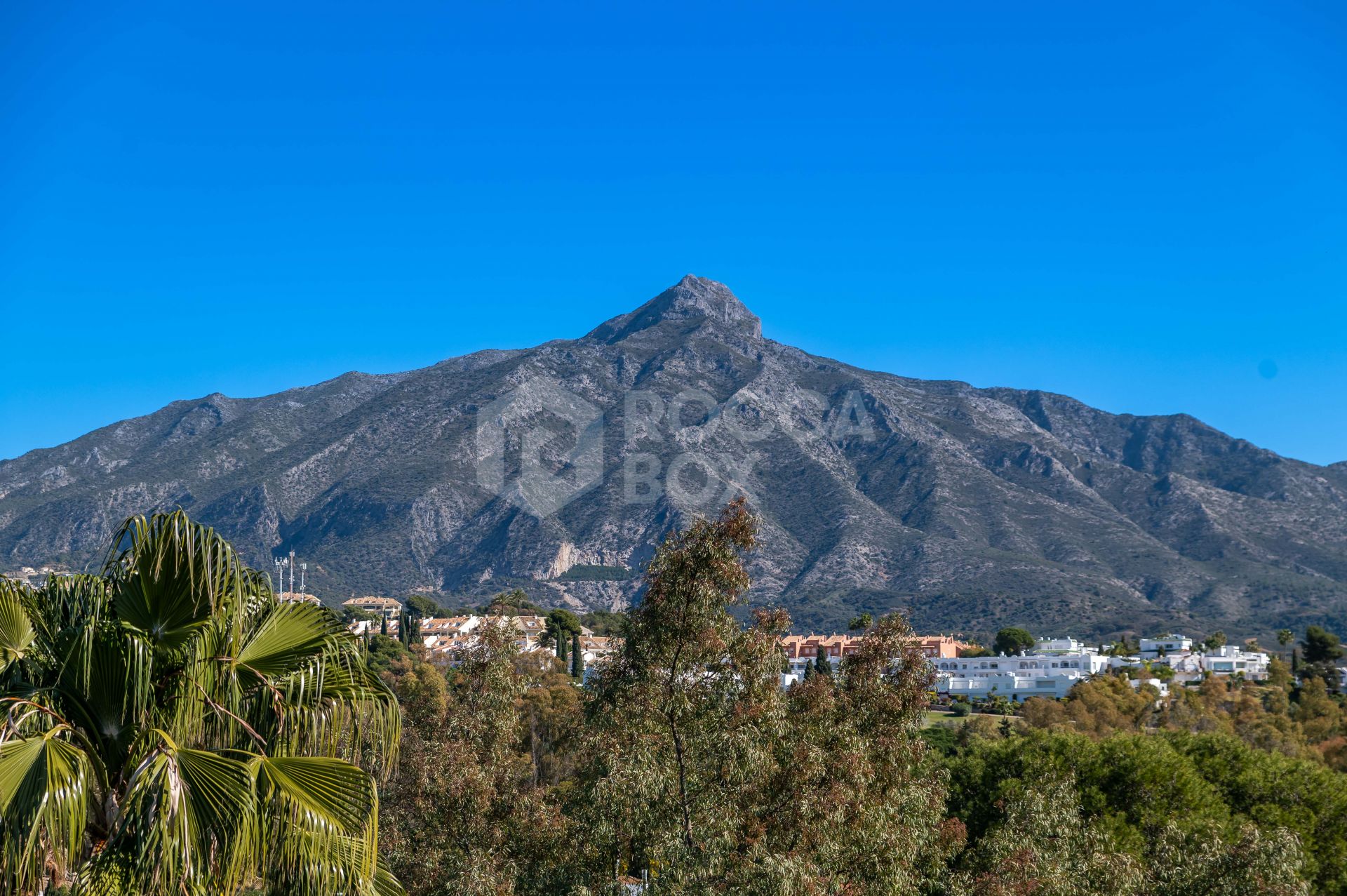 Penthouse with Stunning Golf and Sea Views in Nueva Andalucia