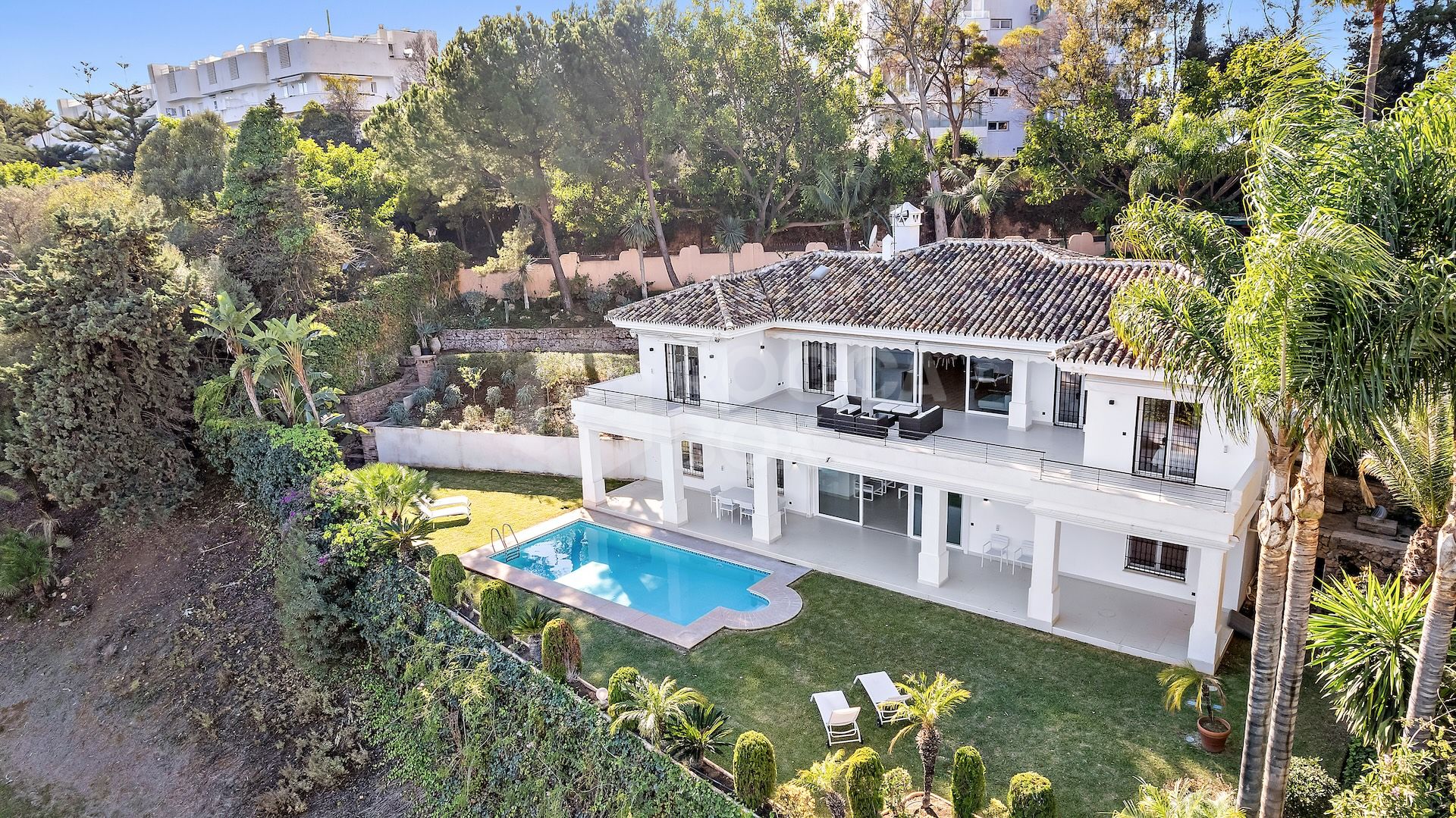 A detached family home with private swimming pool and views to the sea and the Rio Real golf course.