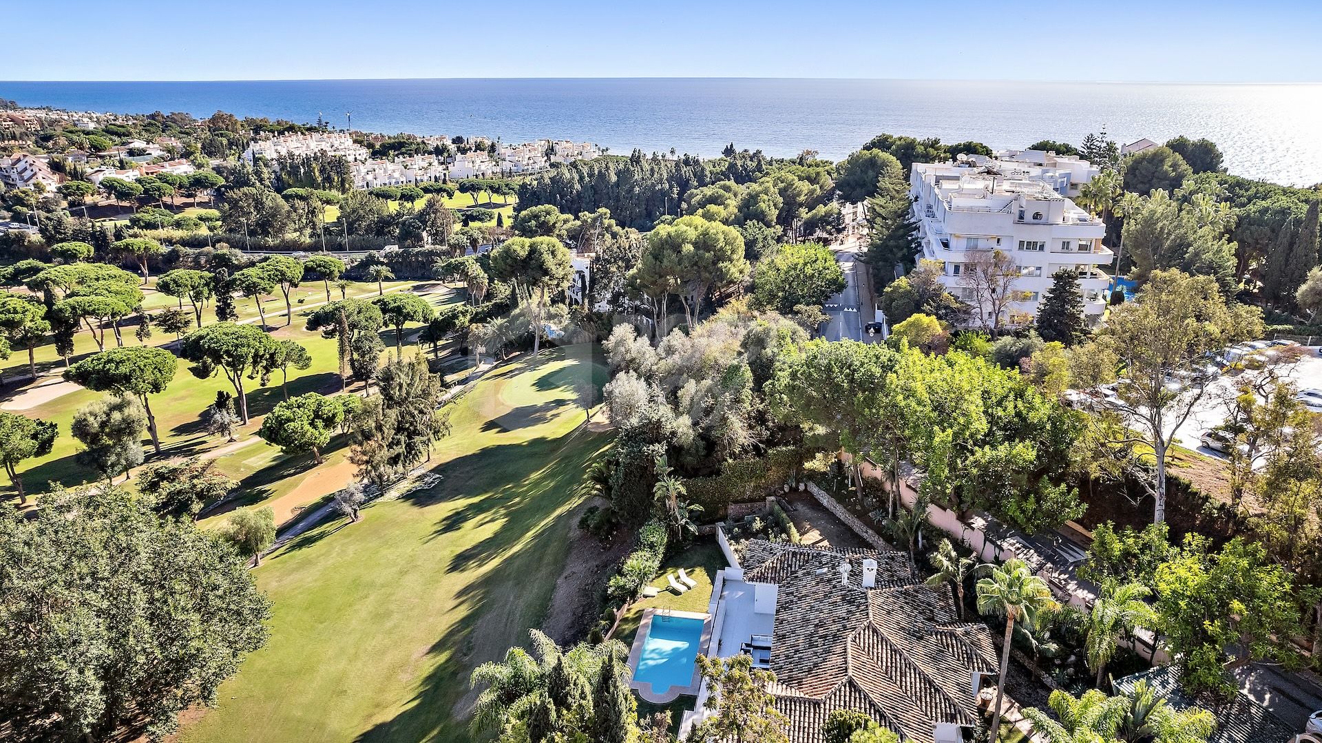 A detached family home with private swimming pool and views to the sea and the Rio Real golf course.