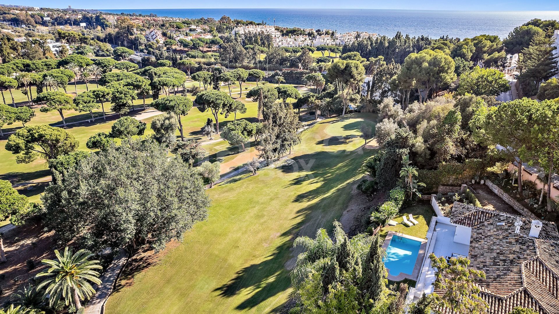 A detached family home with private swimming pool and views to the sea and the Rio Real golf course.