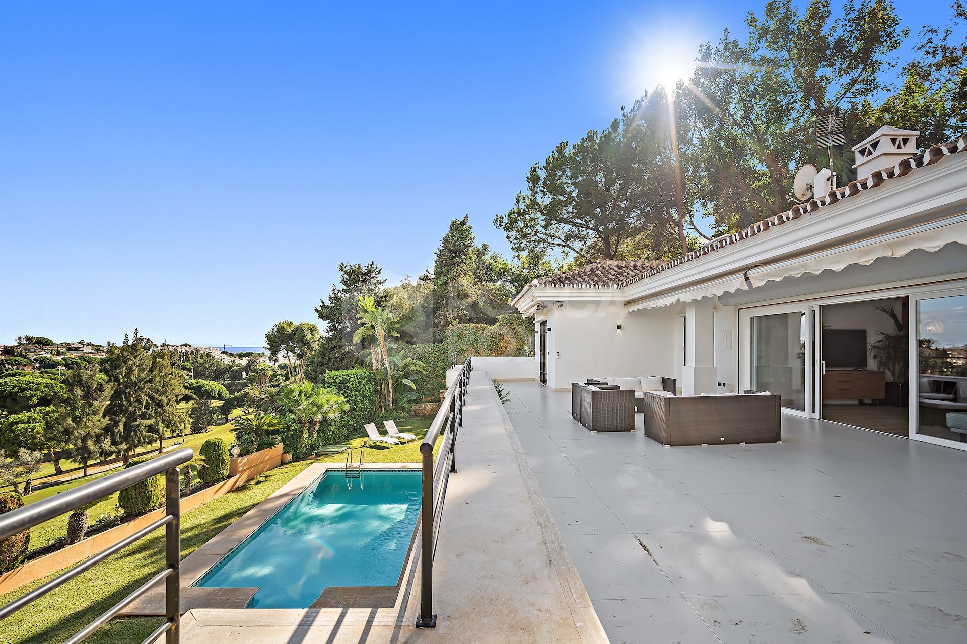 A detached family home with private swimming pool and views to the sea and the Rio Real golf course.