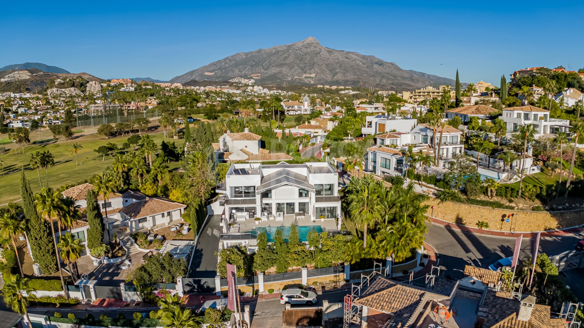 Luxury Golf Villa in Nueva Andalucía's Golf Valley