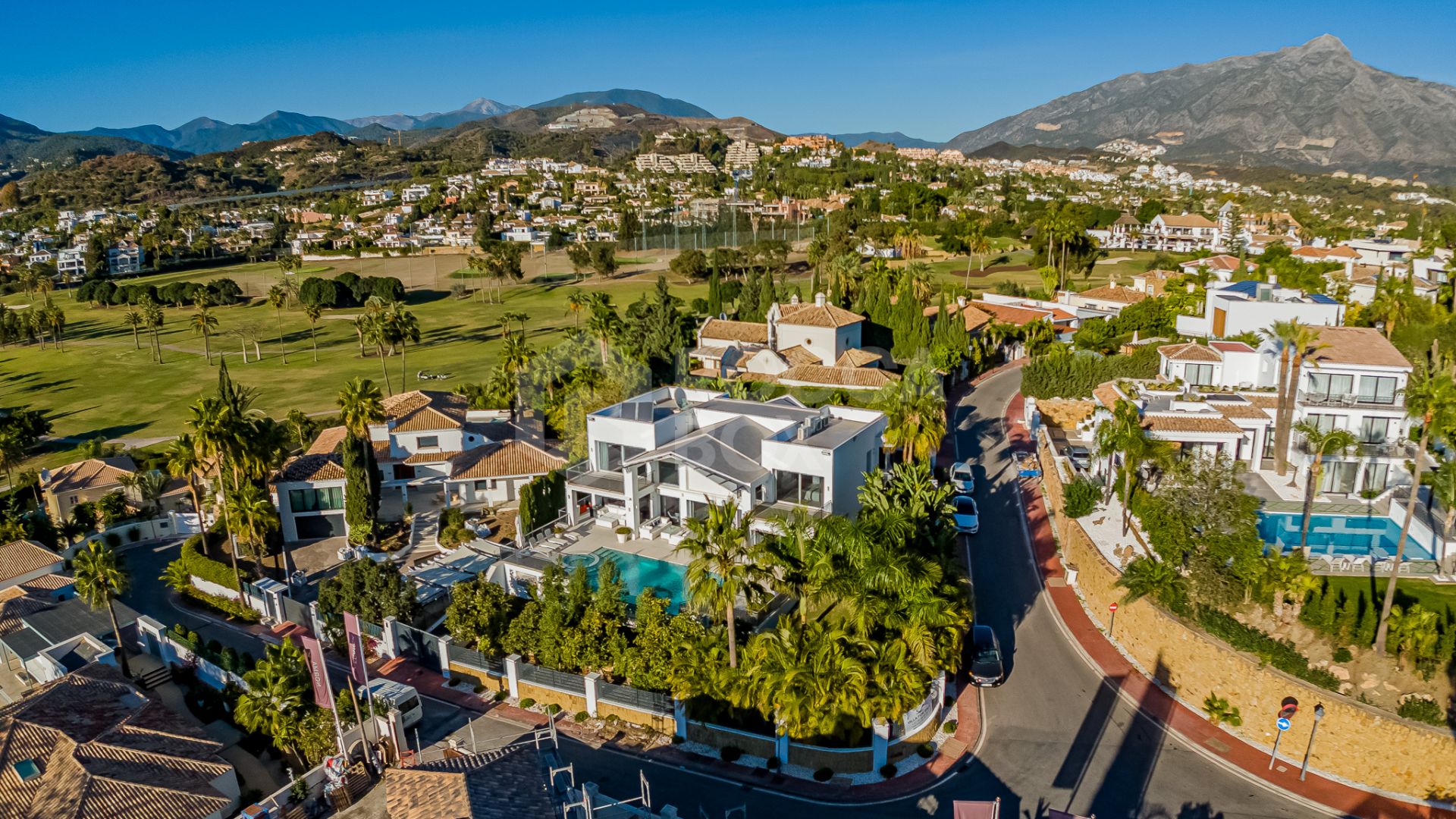 Luxury Golf Villa in Nueva Andalucía's Golf Valley