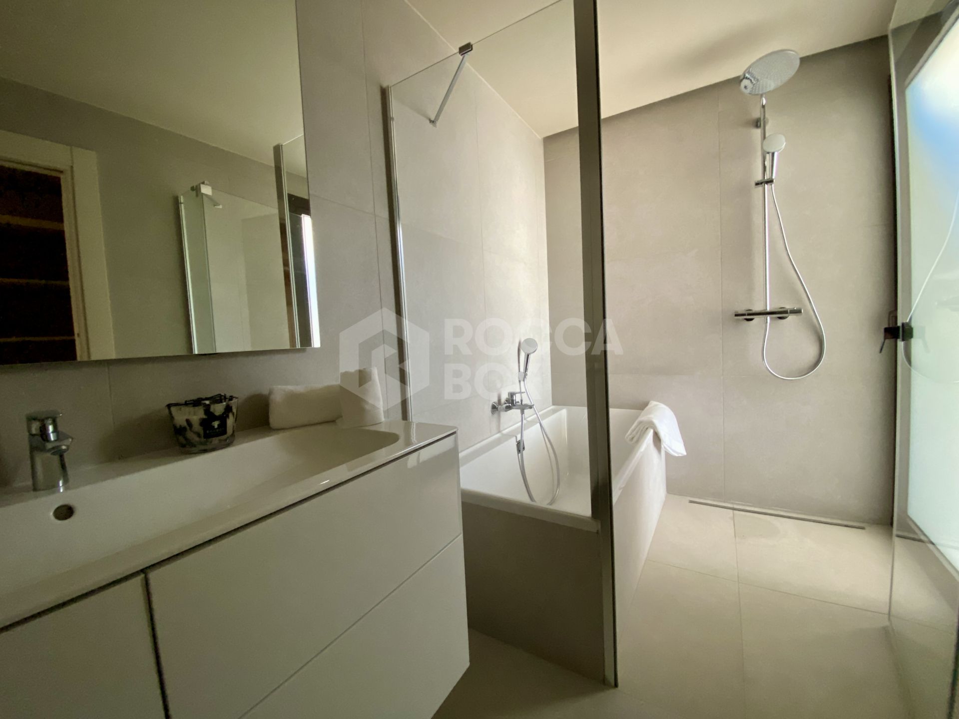 Modern Ground Floor Apartment with Sea Views and Private Garden