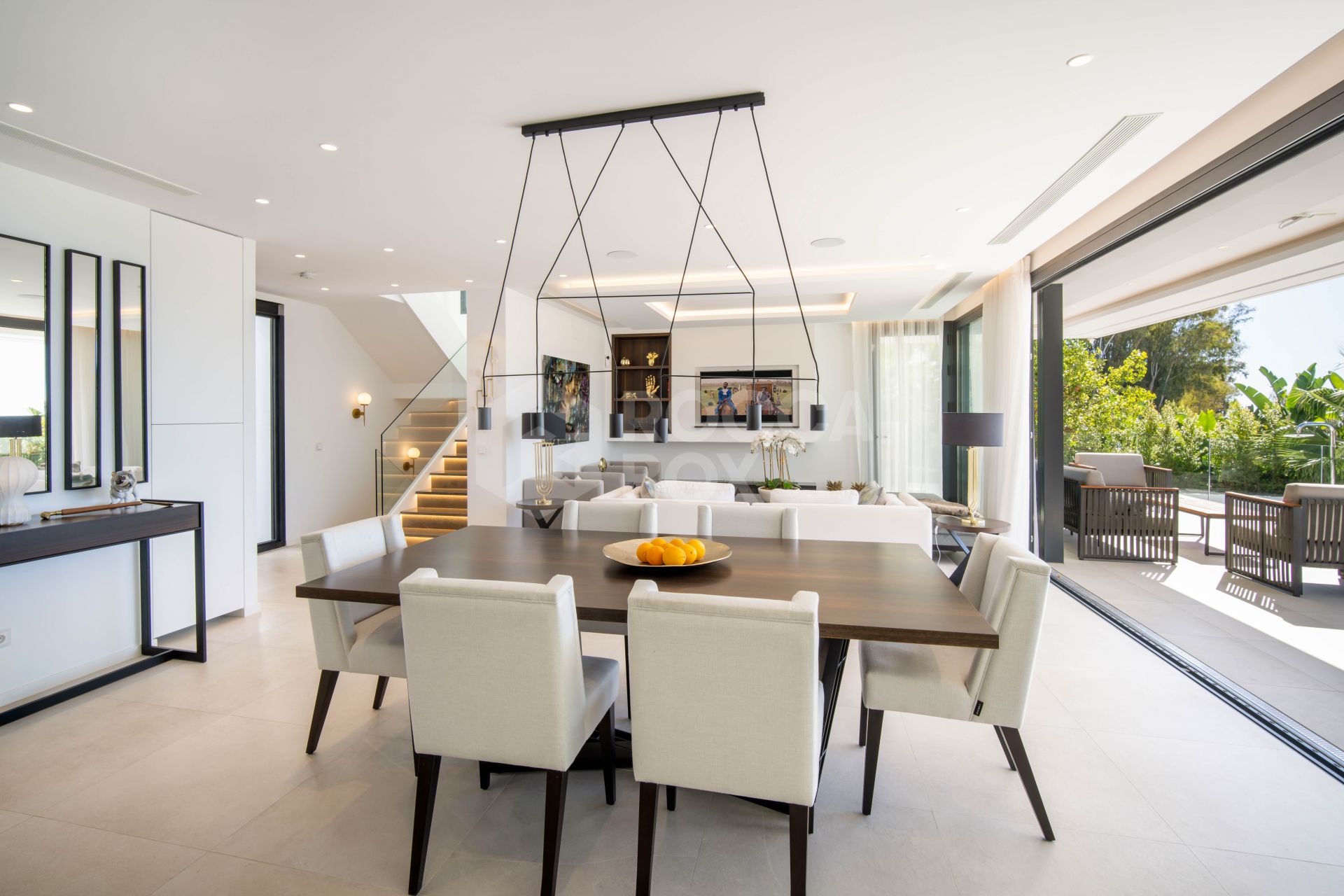 Superb Modern Villa with a Prime Location in Nueva Andalucía